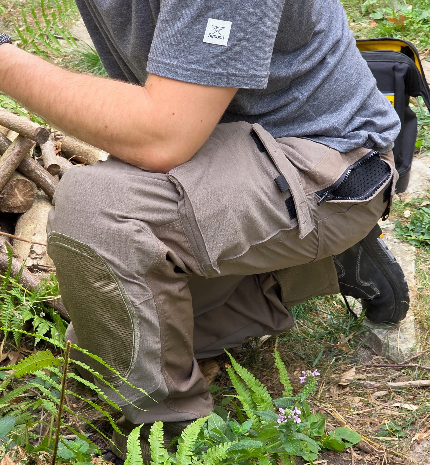 Gros plan sur le pantalon Ilkott en position accroupie, poches visibles
