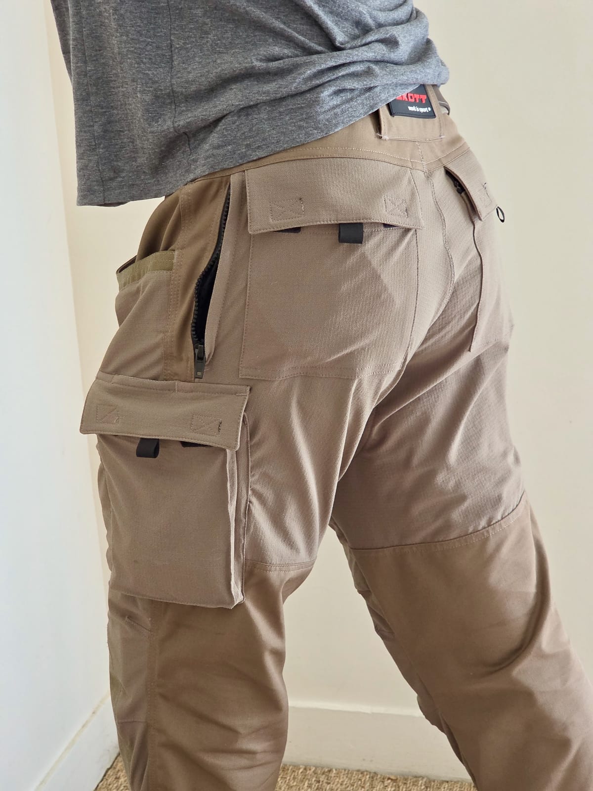Vue latérale du pantalon Ilkott debout en intérieur