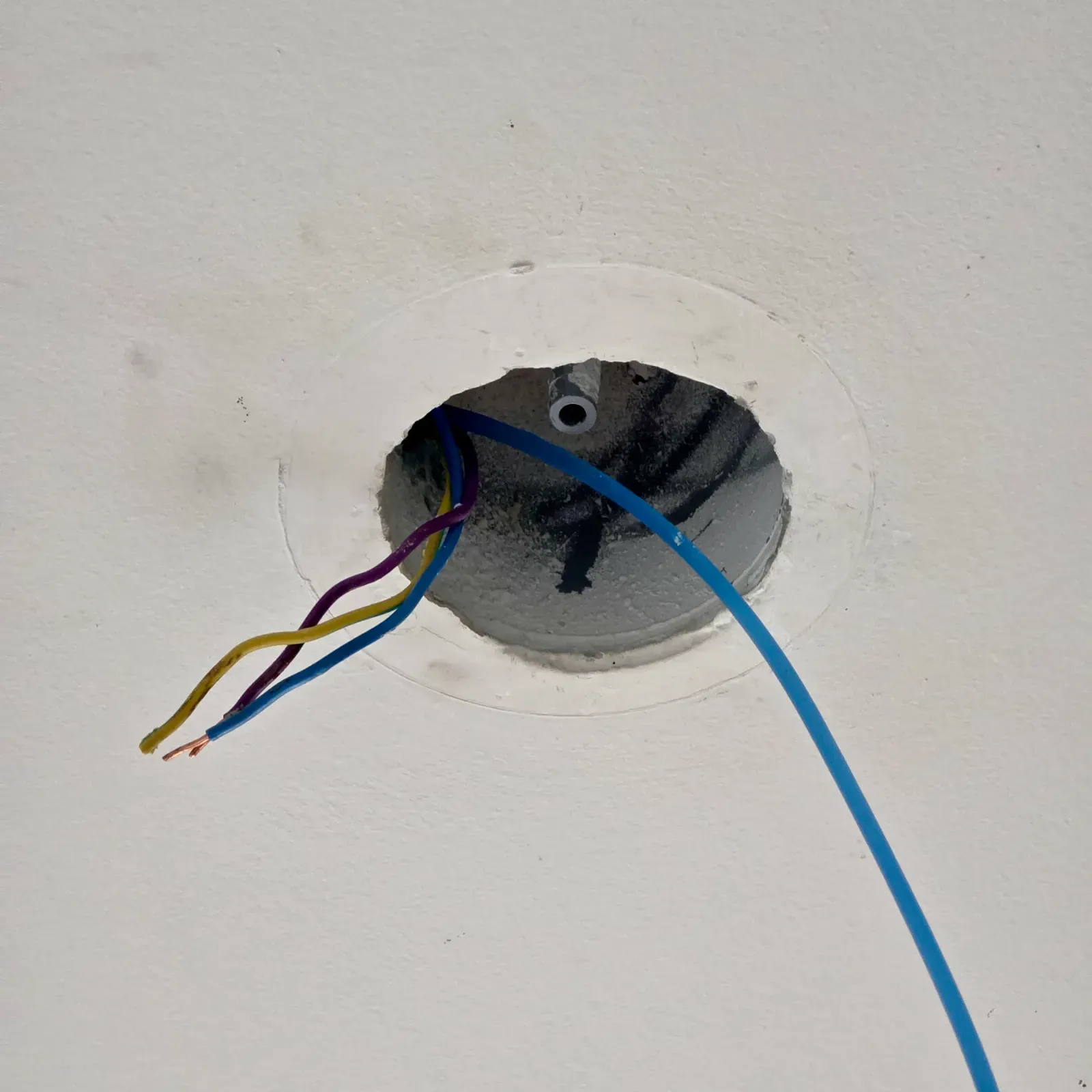 Tire-fil nylon engagé dans une gaine de plafond en béton