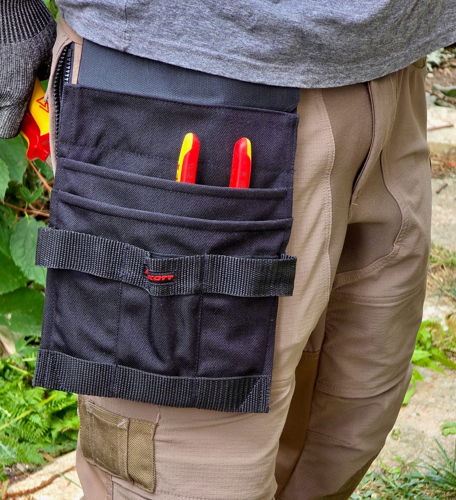 Gros plan sur la sacoche à outils Ilkott accrochée à la taille