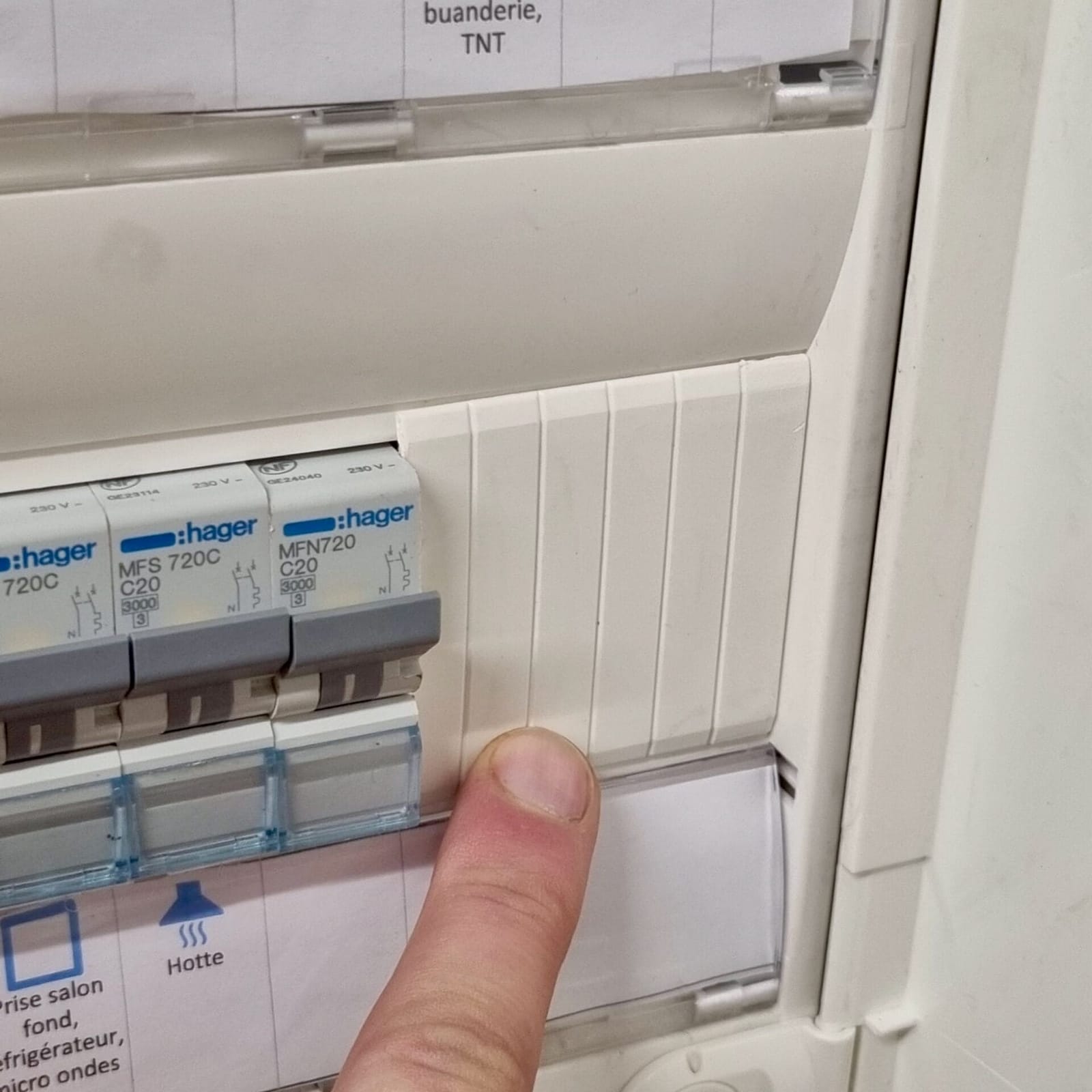 Gros plan sur les disjoncteurs et obturateurs d’un tableau Hager