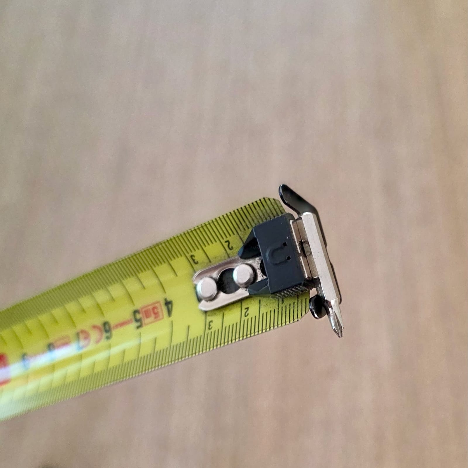Gros plan sur le bout et le crochet magnétique d’un mètre Stanley FatMax Magnetic 5 m