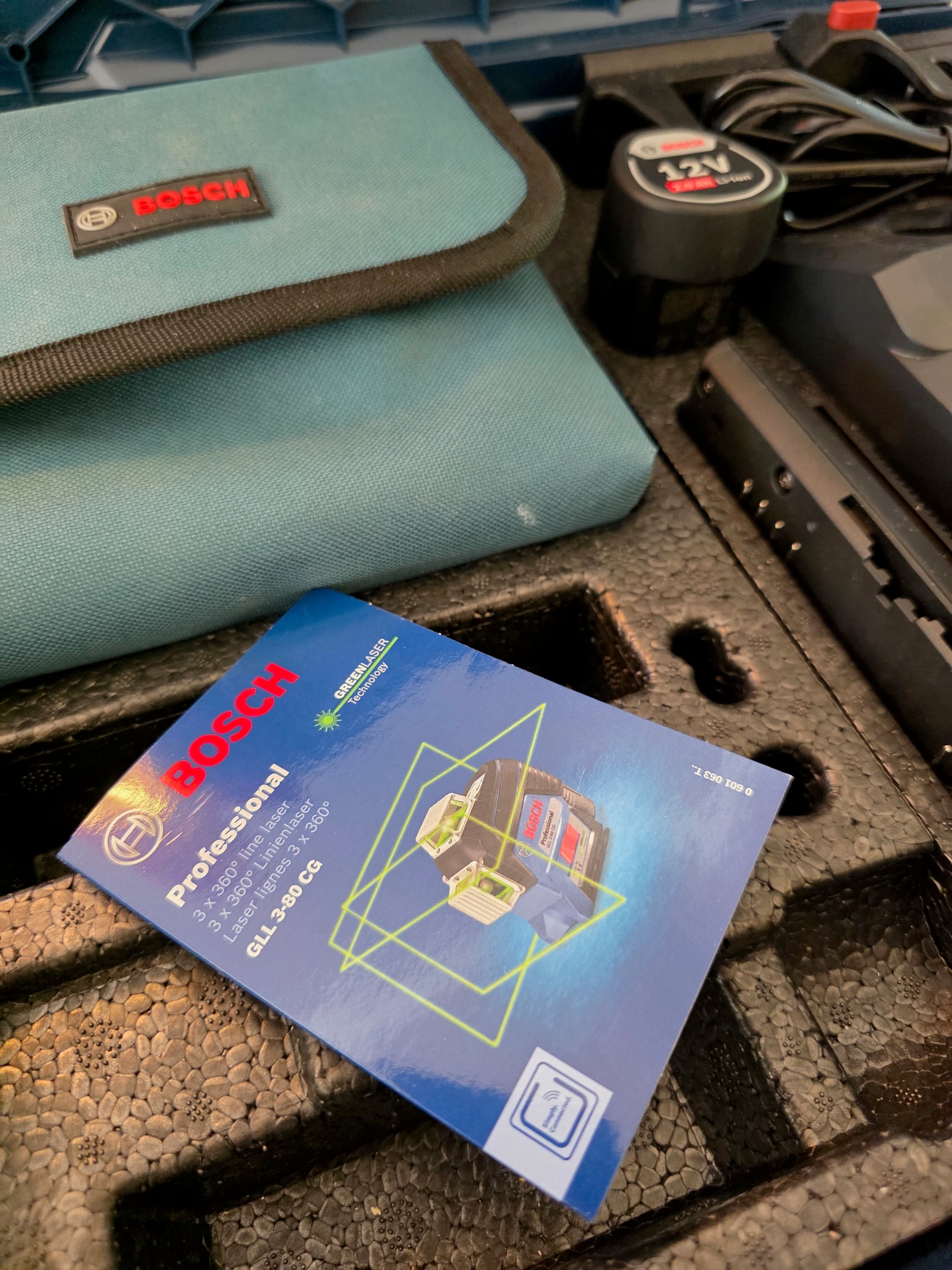 Intérieur de la mallette d’un laser Bosch Professional 12V avec notice et accessoires