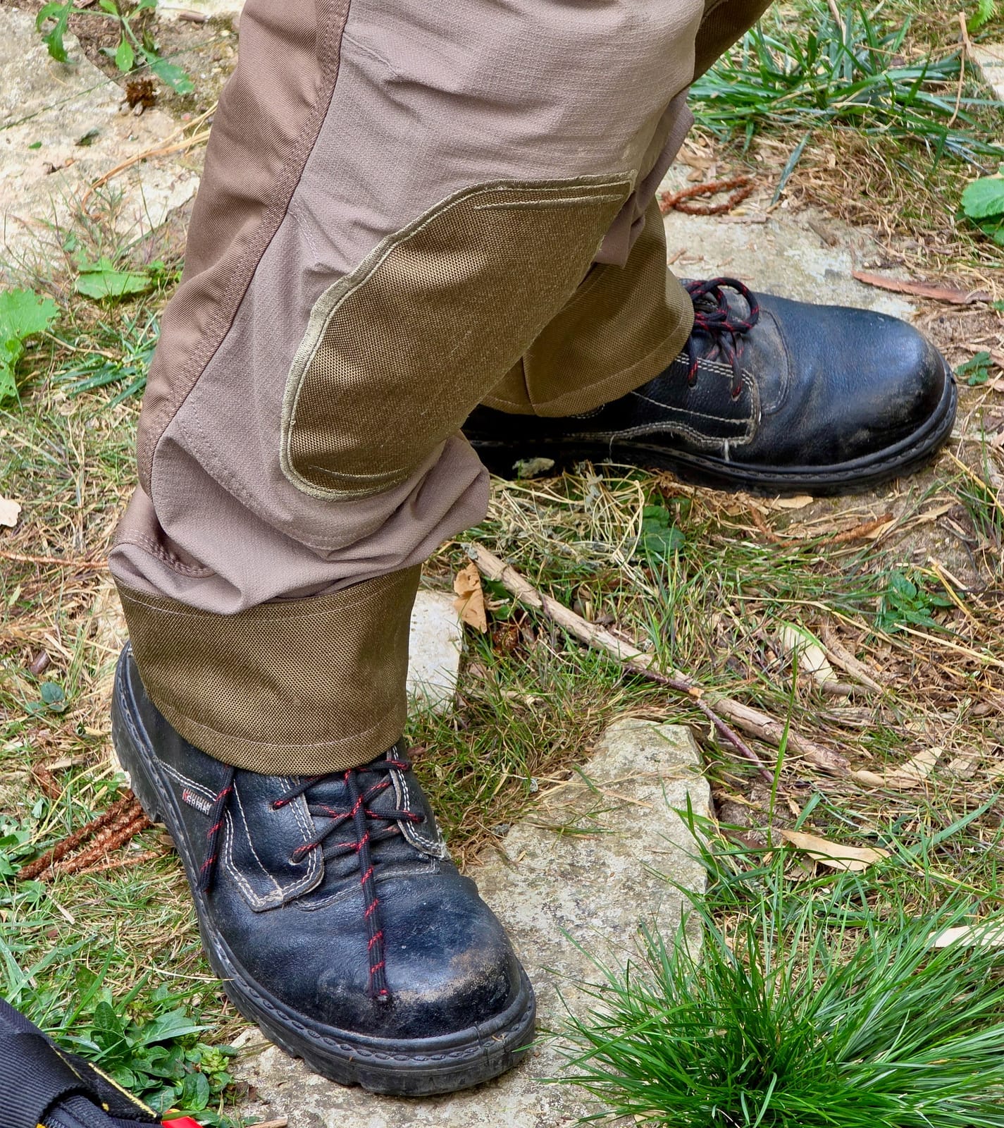Gros plan sur le bas du pantalon Ilkott avec chaussures de sécurité Coffra Electrical