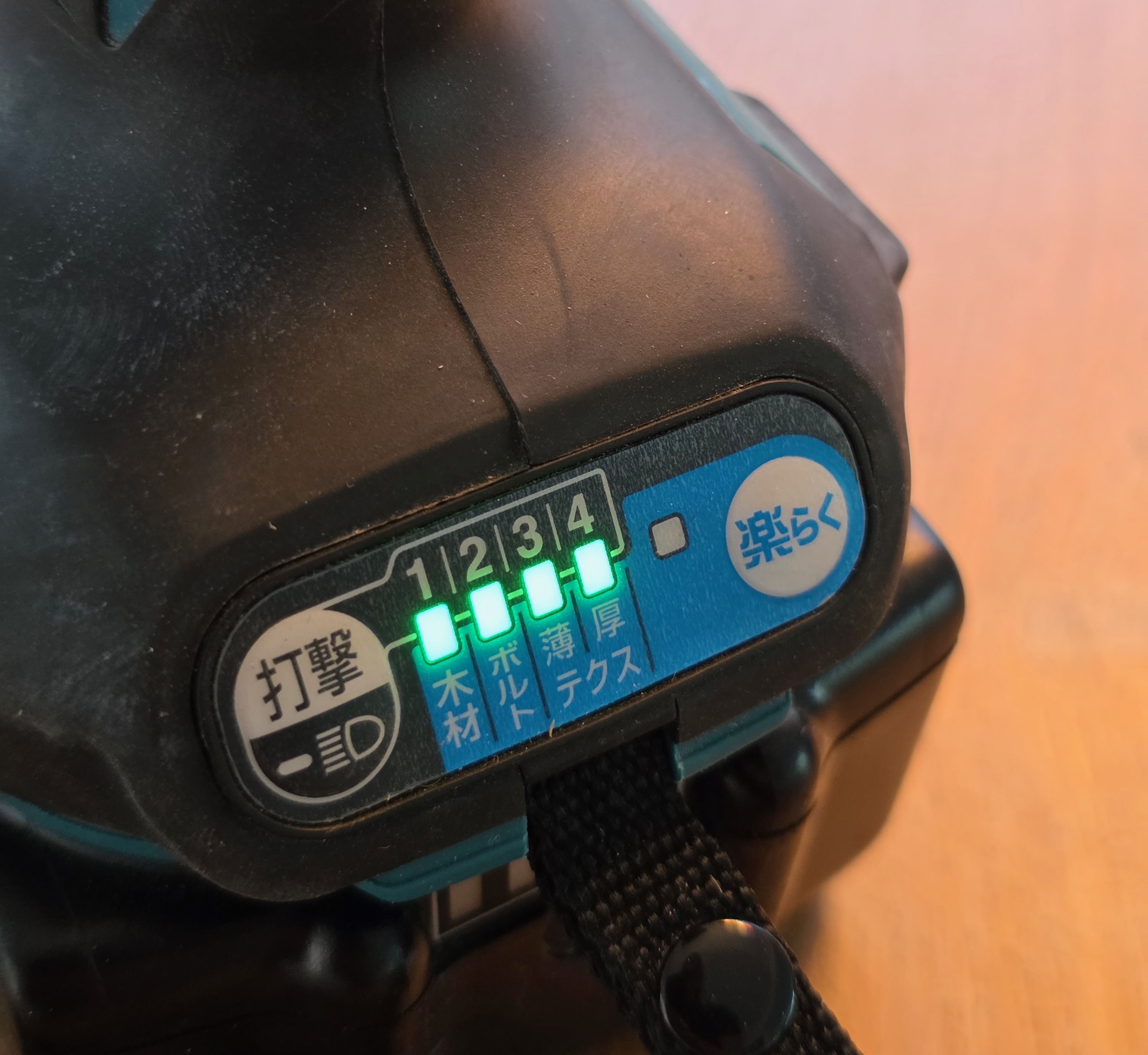 Gros plan sur les réglages d’une visseuse Makita portant des inscriptions en japonais