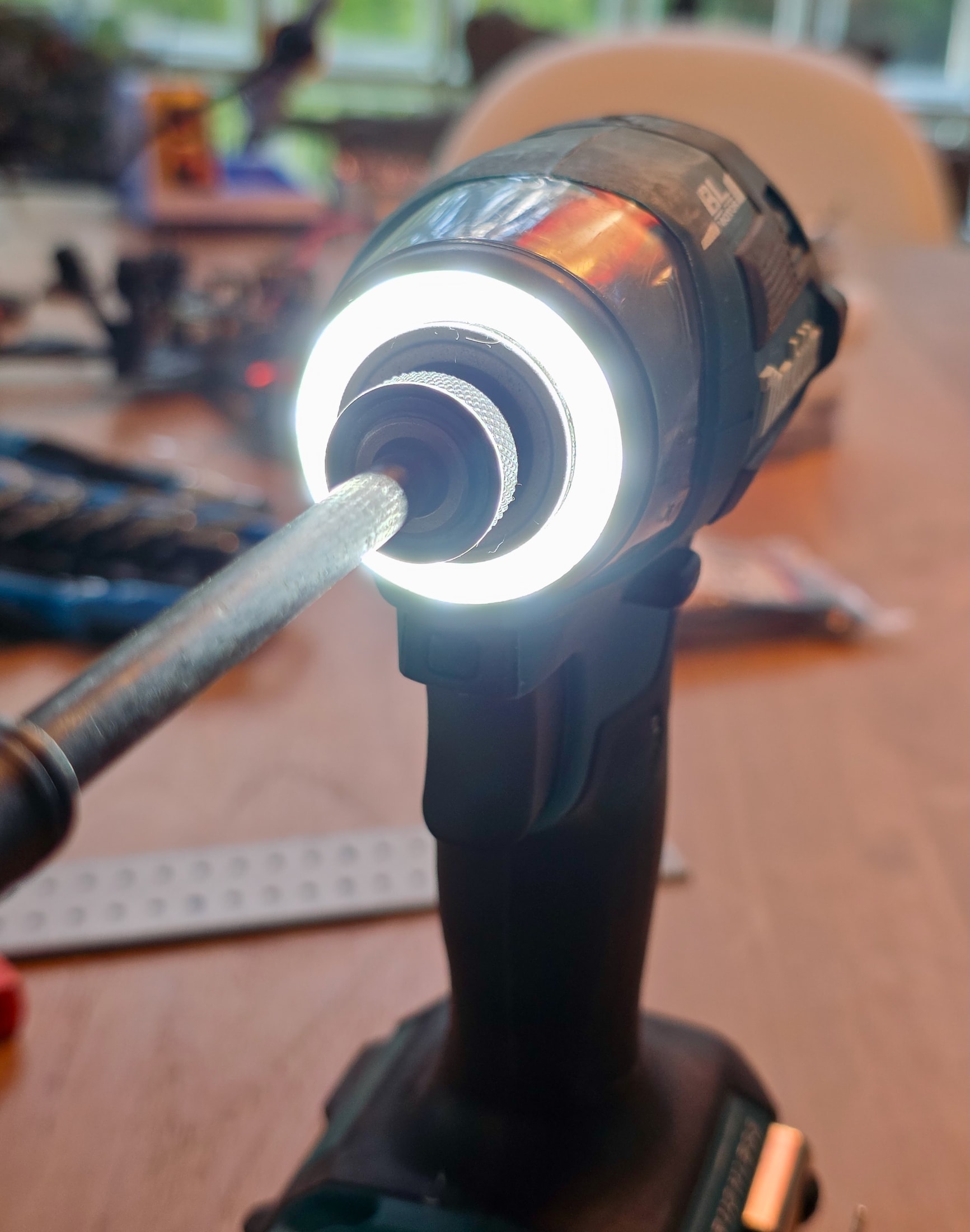 Anneau lumineux autour de la tête de la visseuse à choc Makita DT173