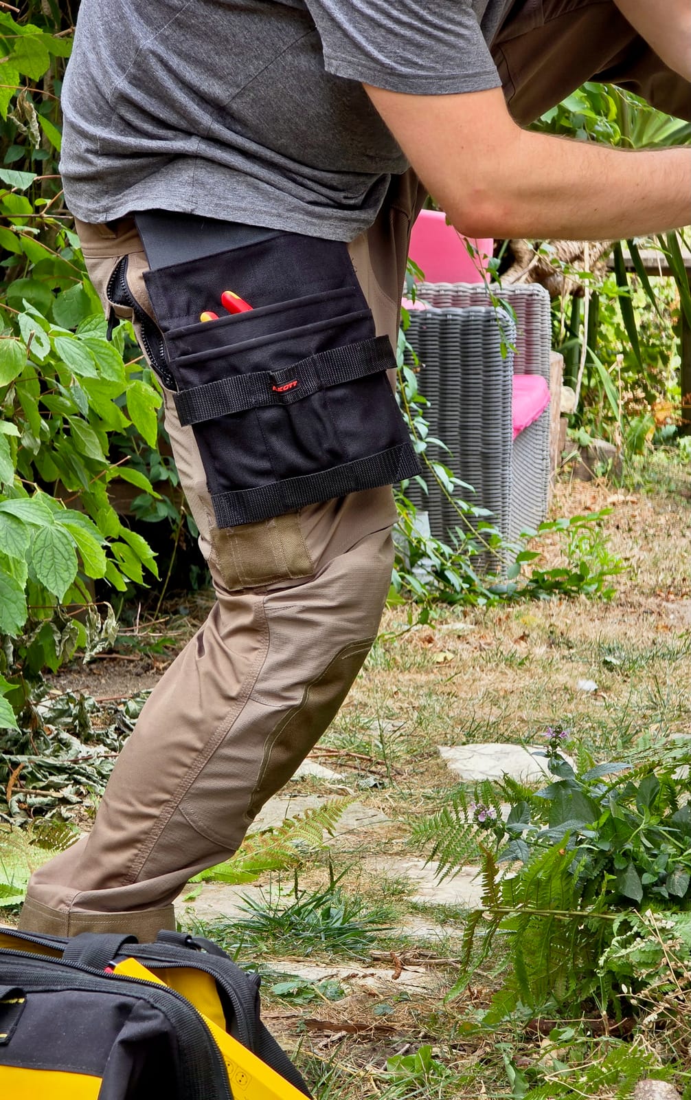 Autre angle de la sacoche outils Ilkott sur le pantalon