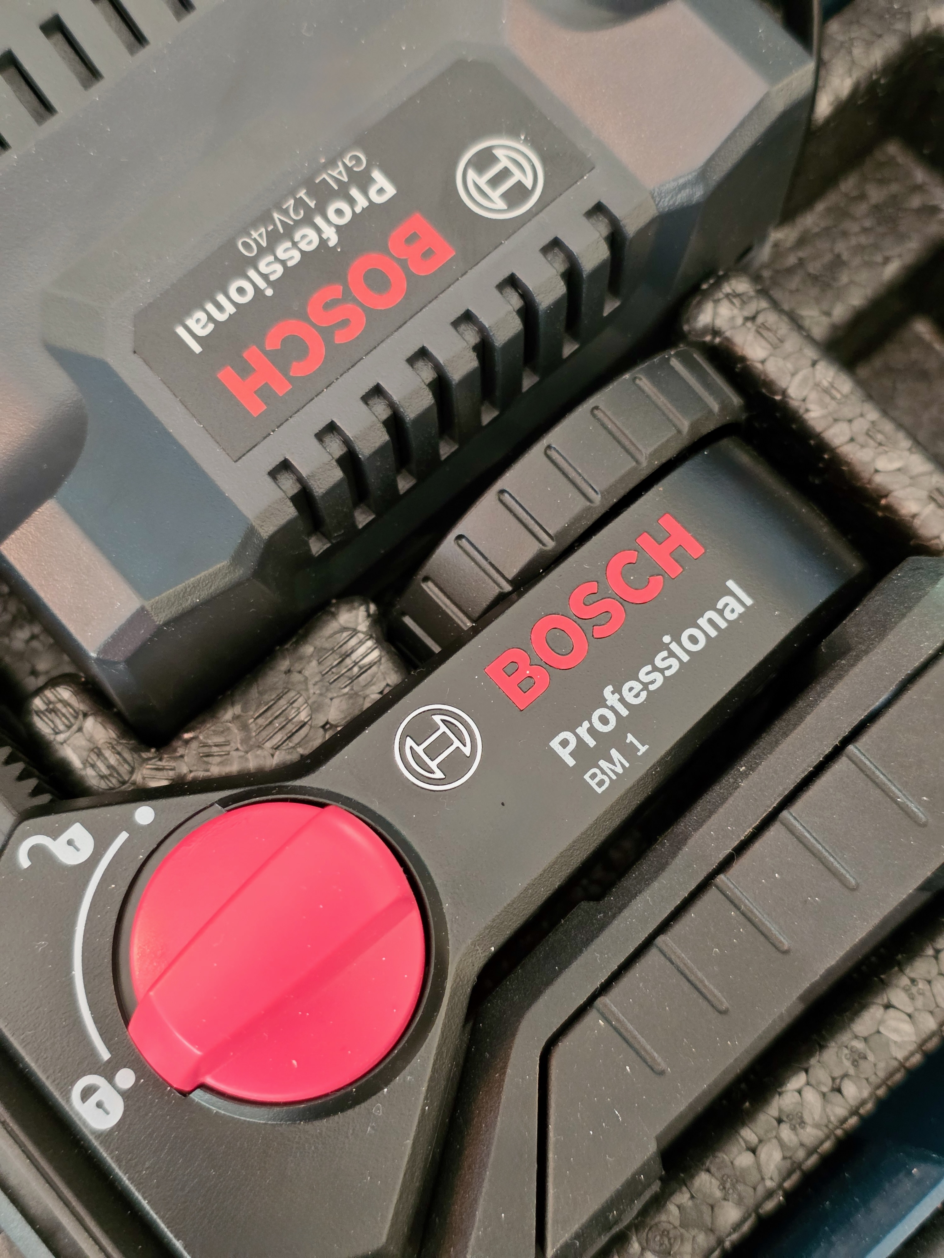 Chargeur et support mural Bosch Professional rangés dans une mallette de transport