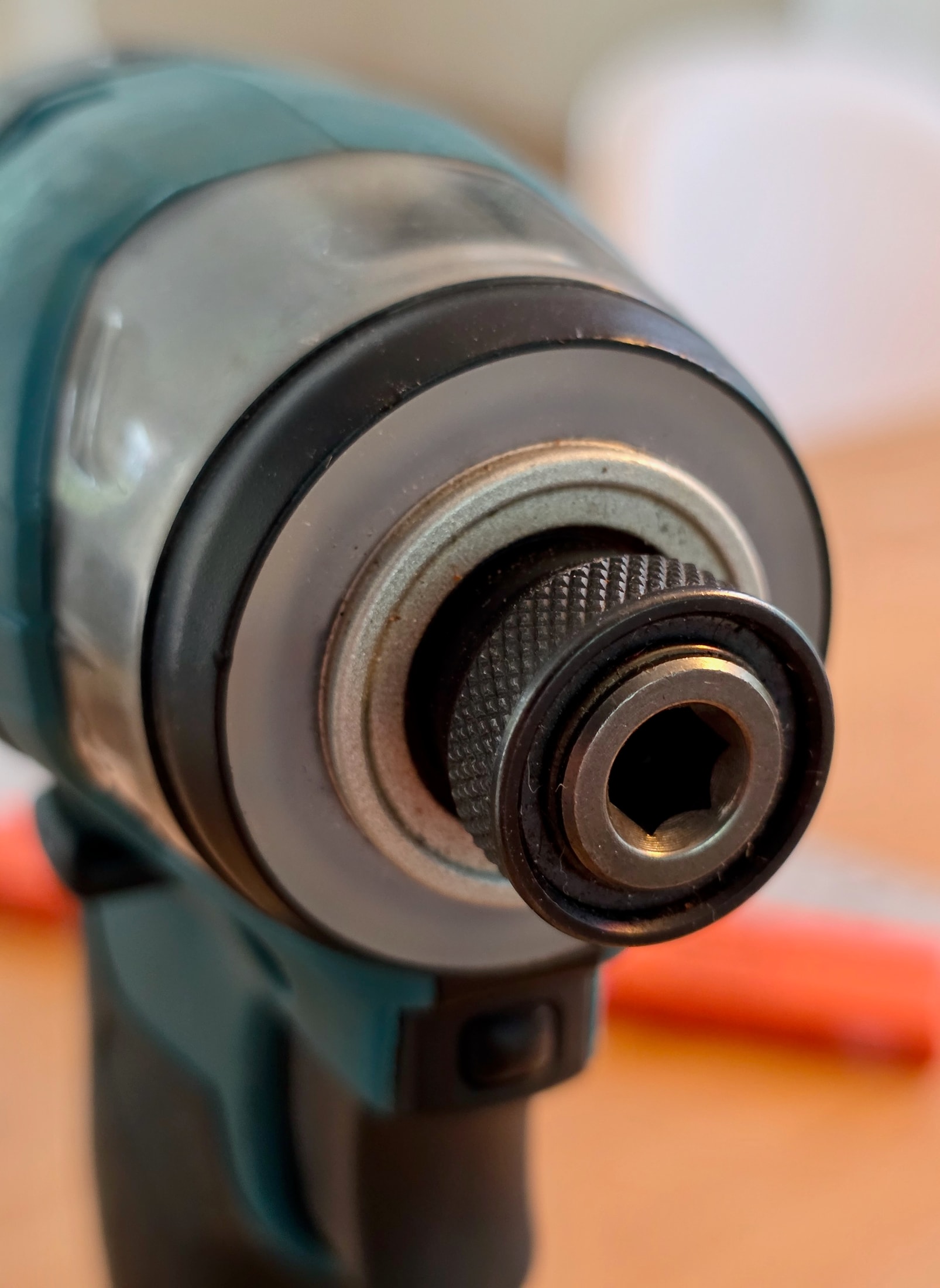 Tête de la visseuse à choc Makita DT173 avec son bouton de changement de mode