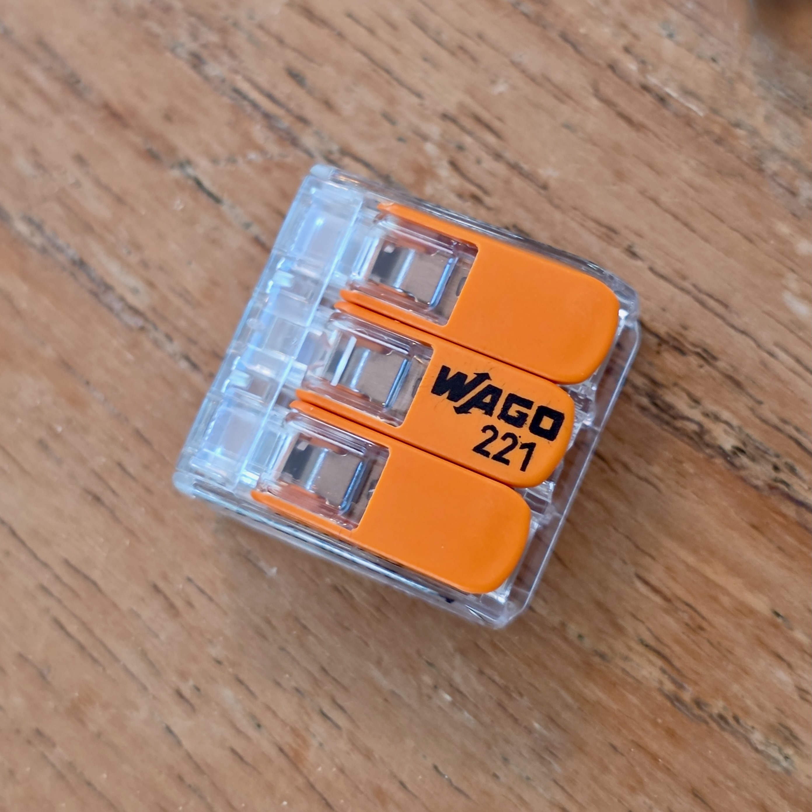 Borne Wago 221 en 6 mm² 32 A posée sur une plaque de cuisson