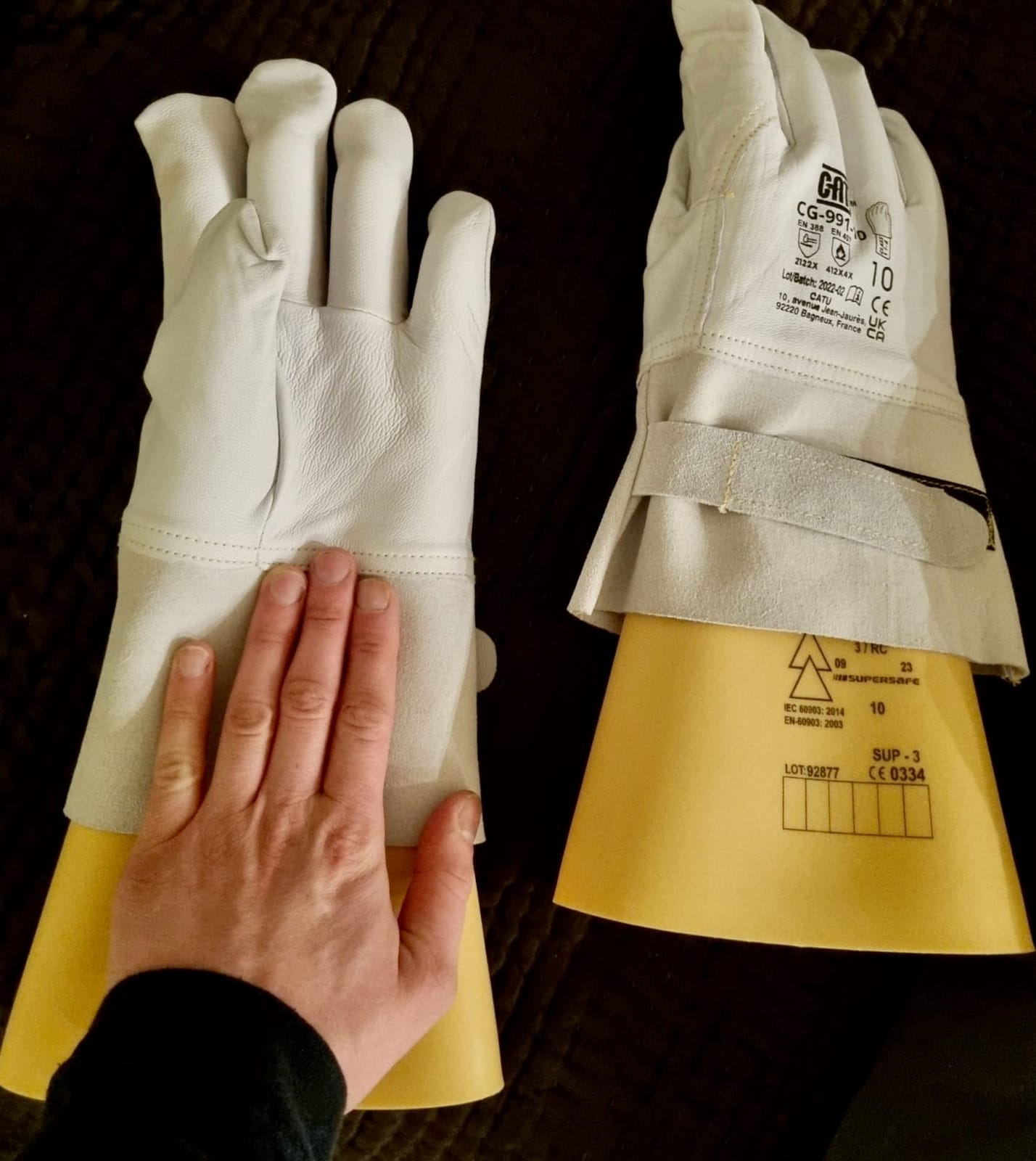 Main de taille L comparée à un gant isolant Catu taille 10