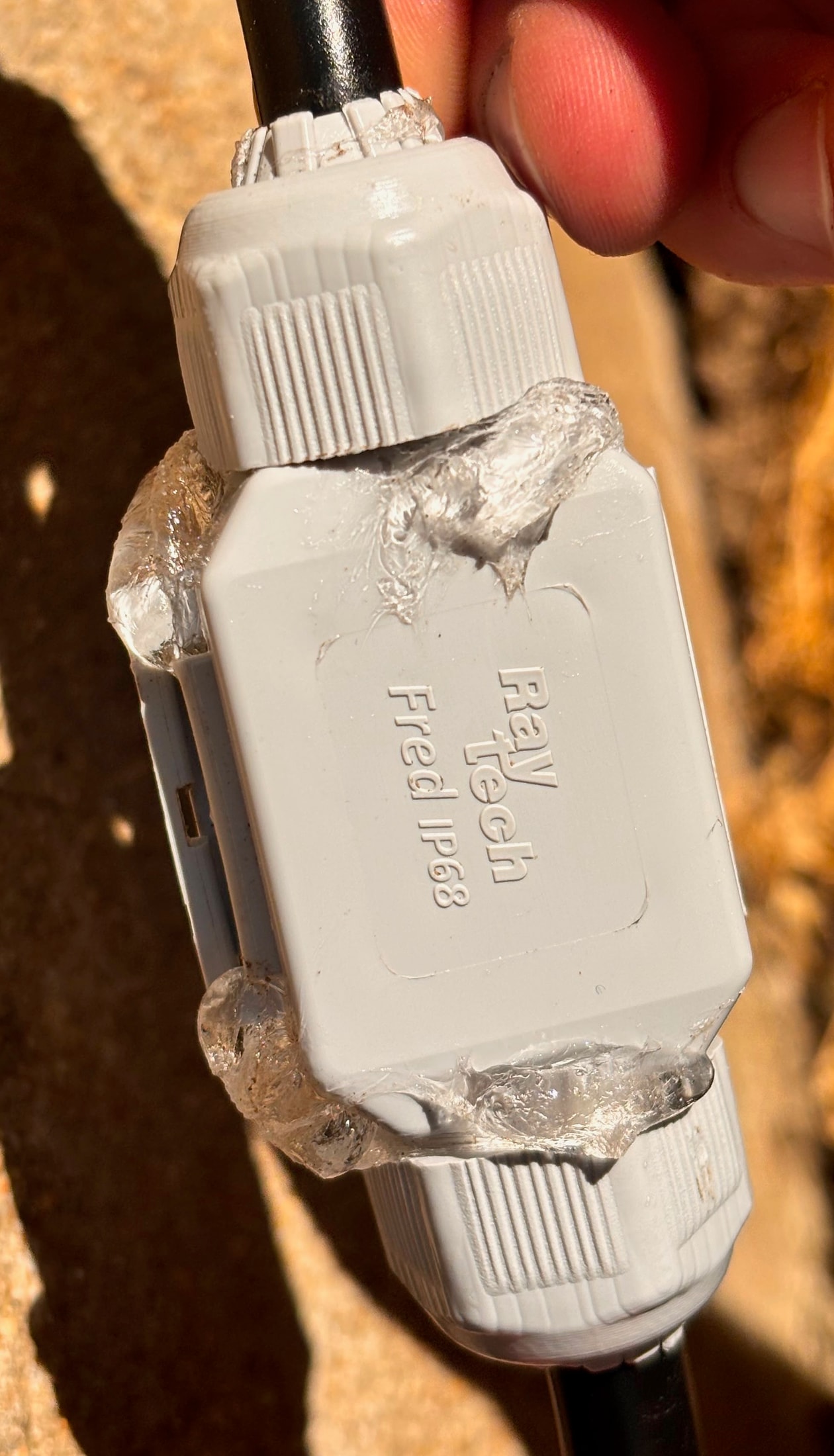 Connecteur étanche Raytech Fred IP68 fermé avec du gel débordant sur les joints