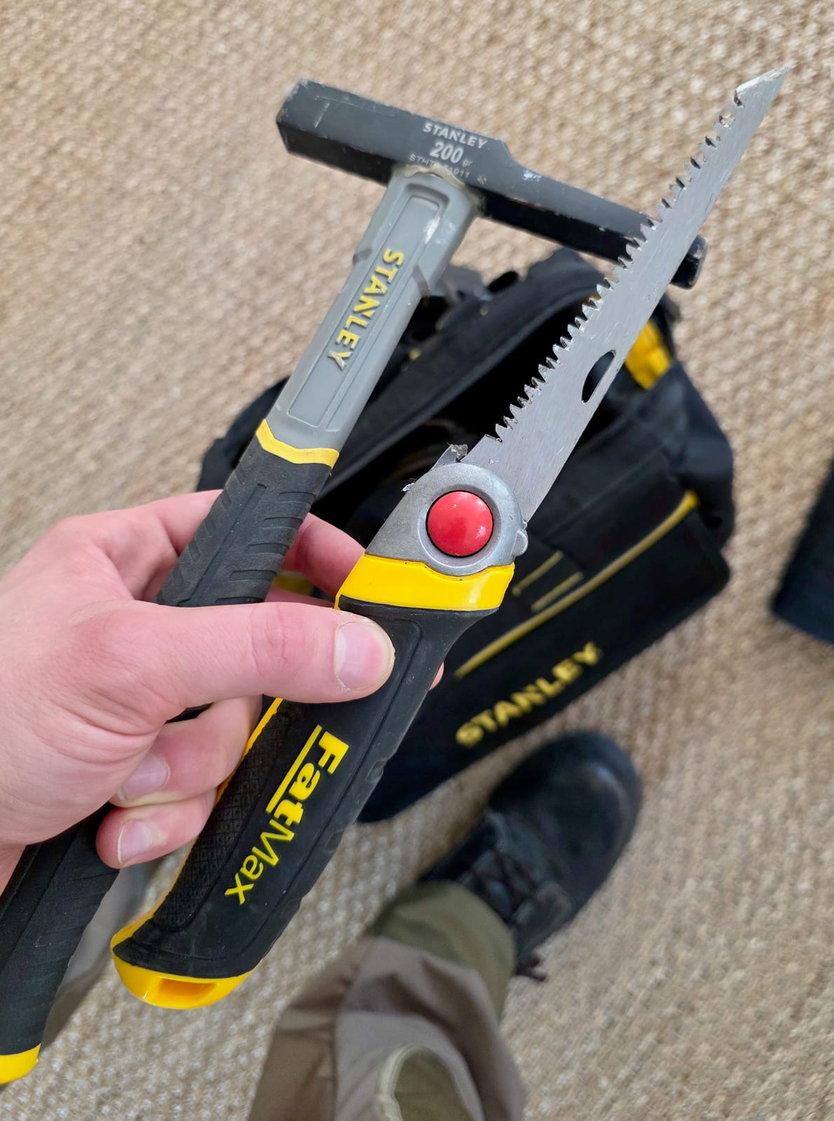 Couteau Stanley FatMax et marteau Stanley d’électricien tenus en main