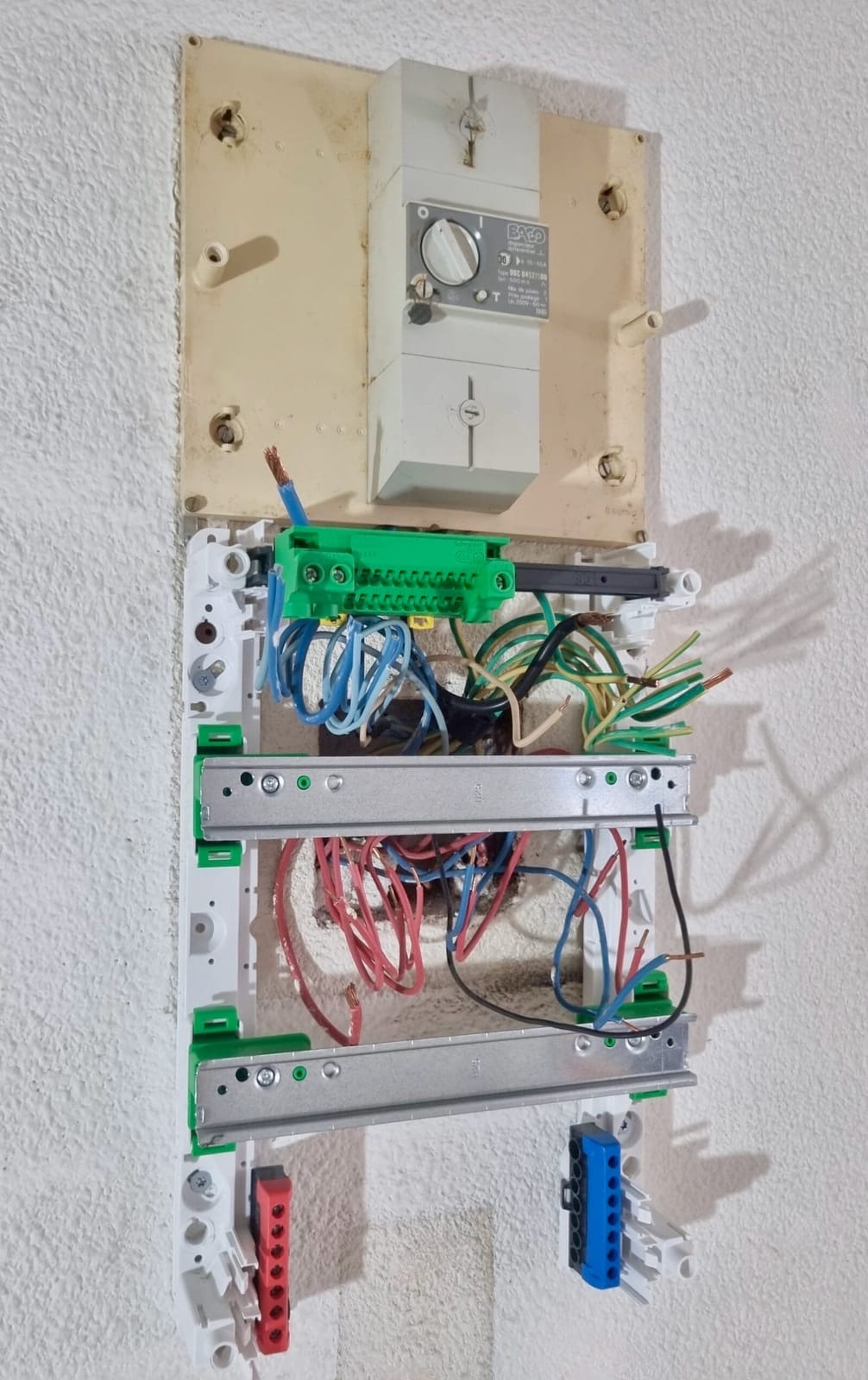 Installation en cours d’un tableau Schneider Resi9