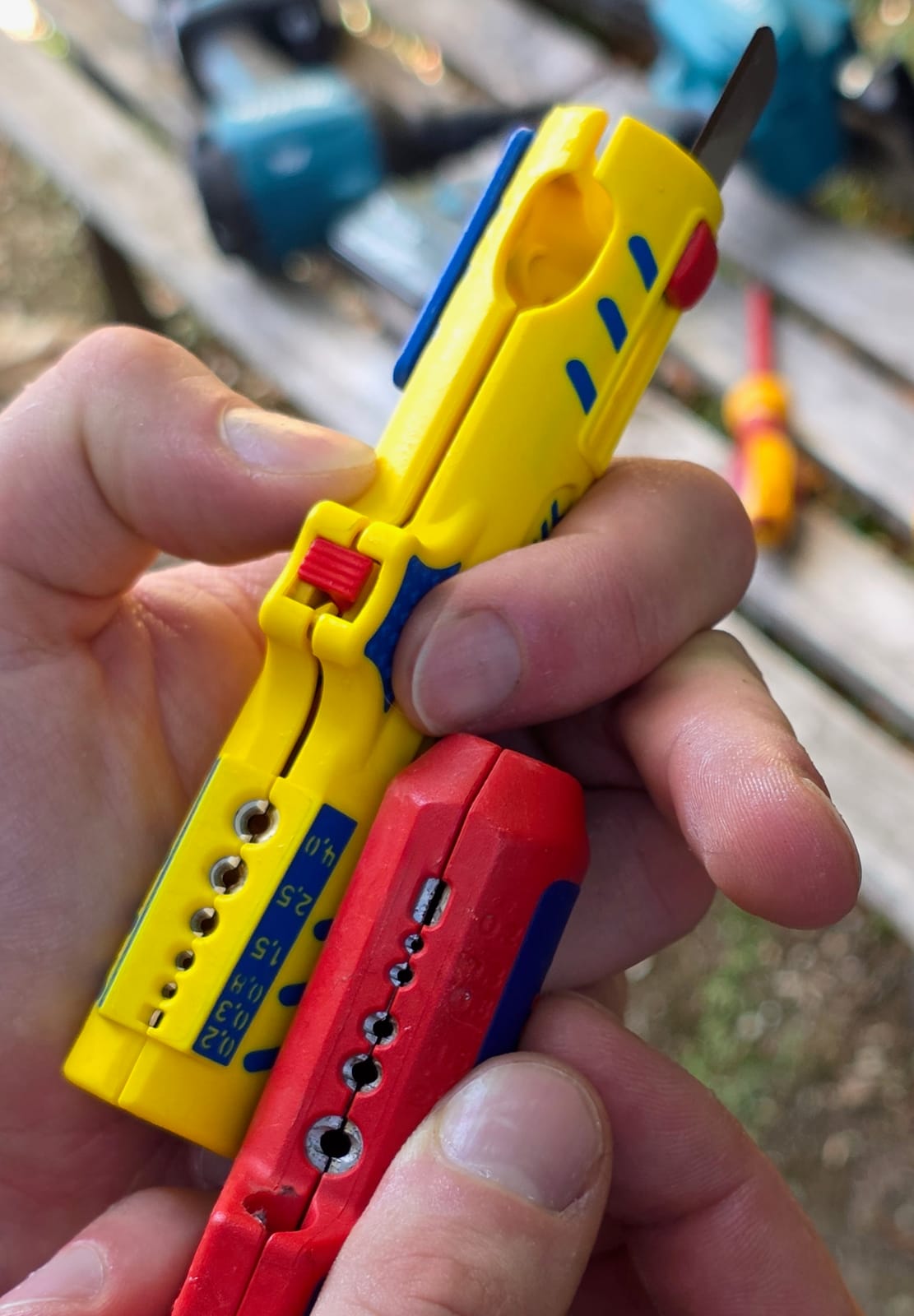 Détail des alvéoles de dénudage sur le Jokari Secura et la Knipex ErgoStrip tenues en main