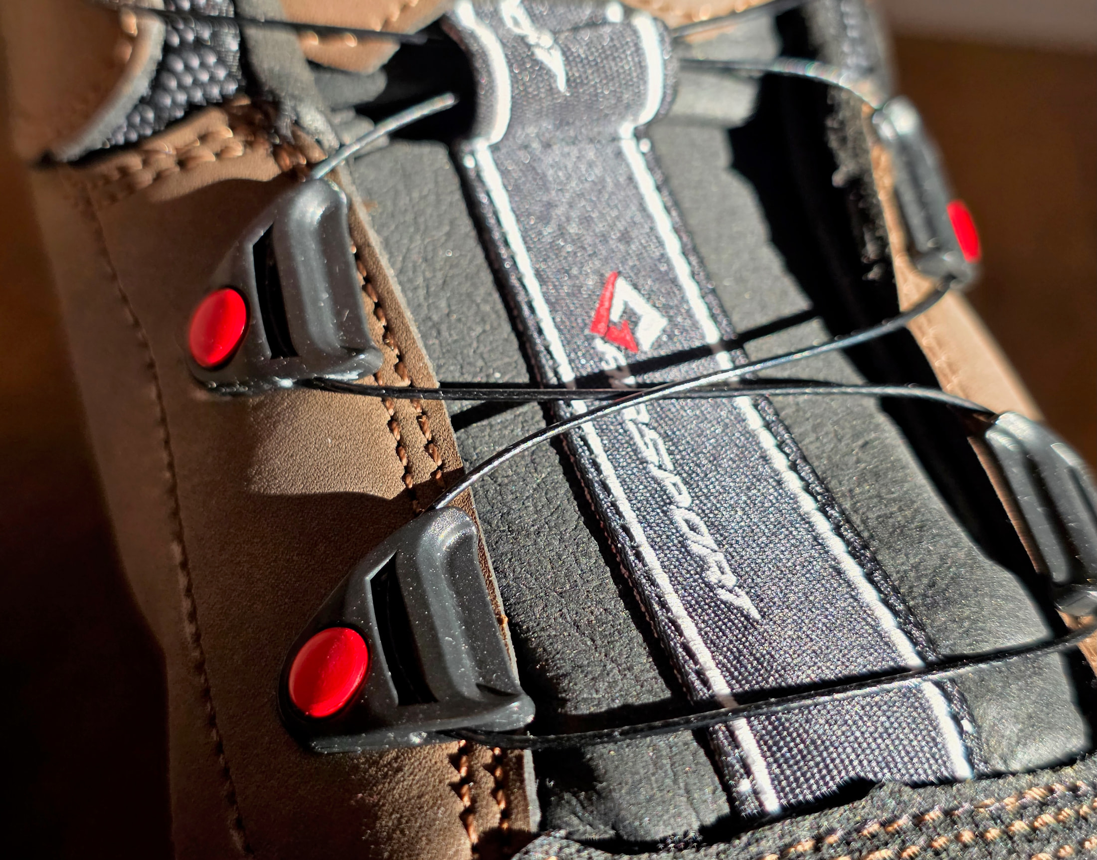 Détail des crochets rouges du système de laçage sur la chaussure de sécurité Ilkott