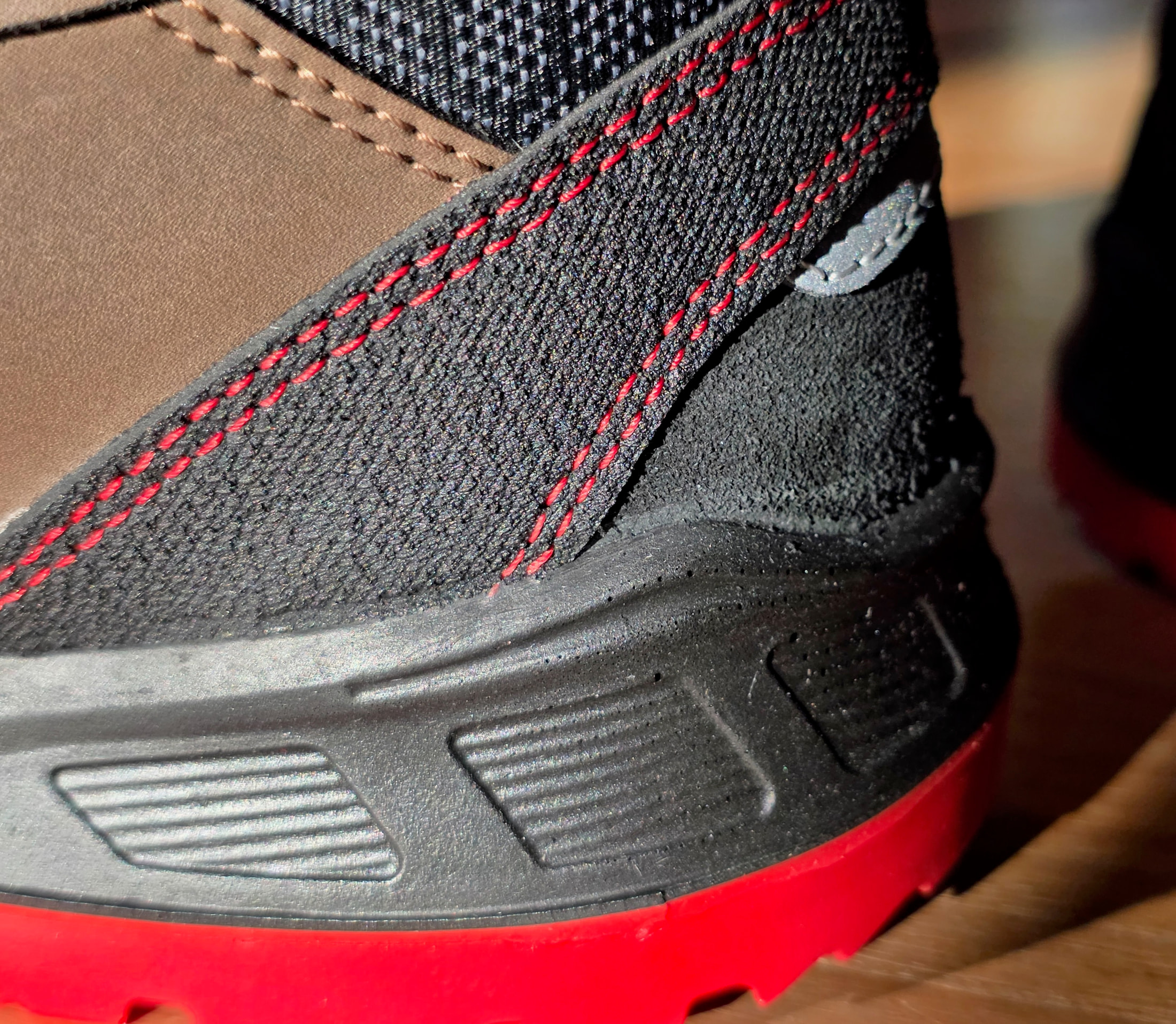 Détail du talon de la chaussure Ilkott Mid G, surpiqûres rouges et semelle intercalaire noire