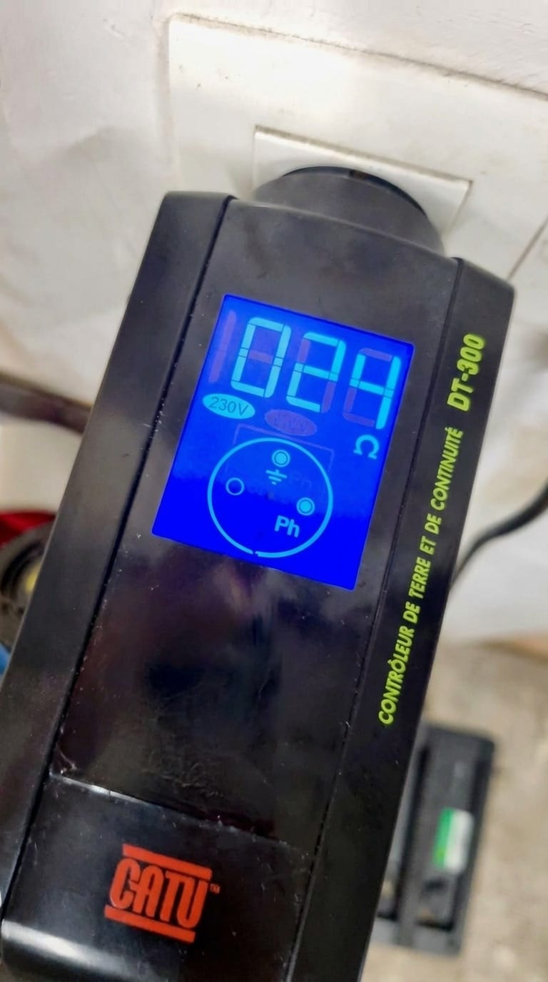 Testeur de terre Catu DT-300 inséré dans une prise électrique