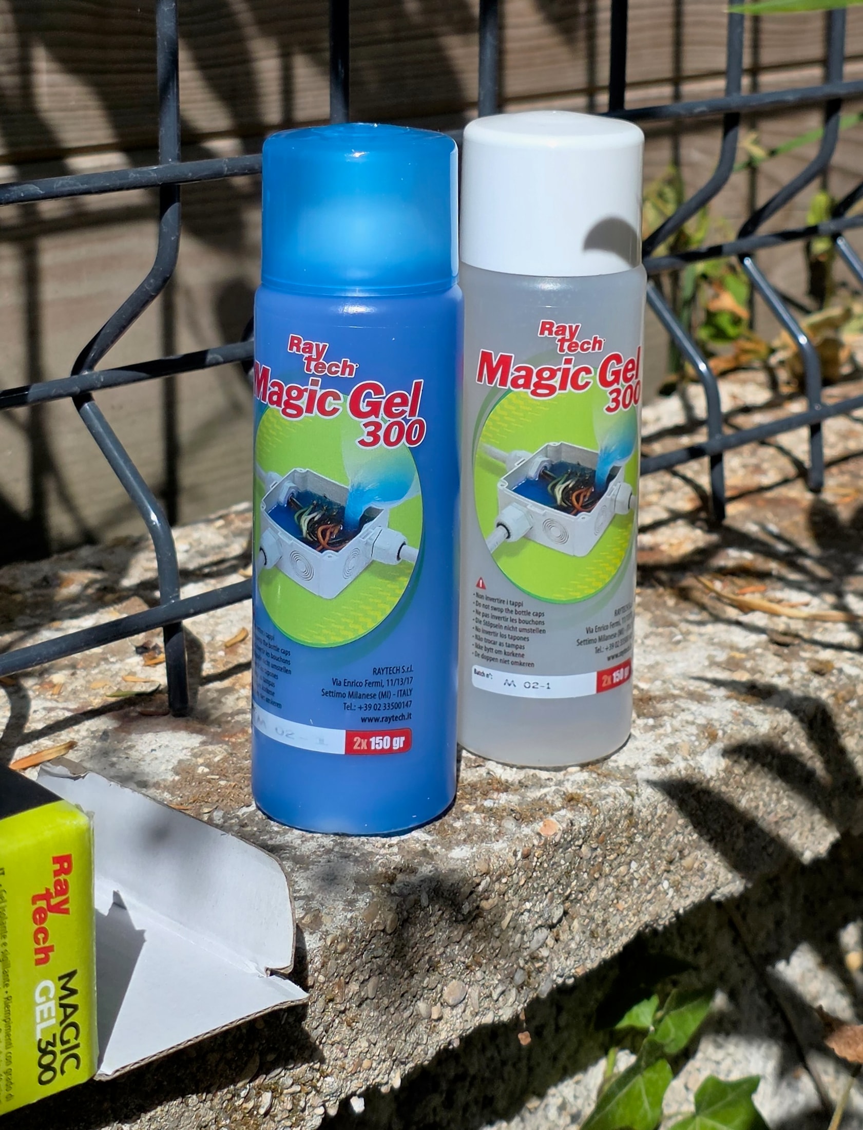 Deux bombes de gel isolant Magic Gel 300 Raytech posées sur un muret en béton