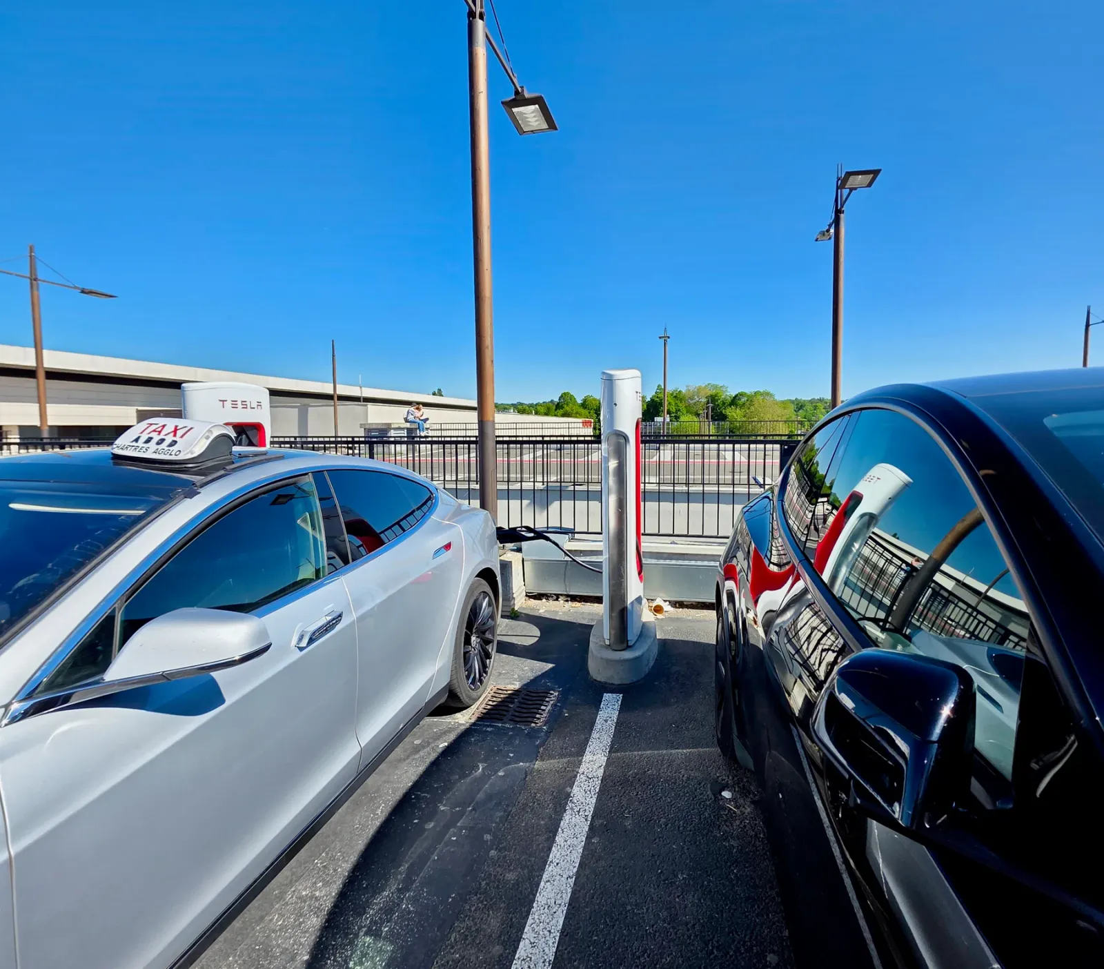 Deux bornes Tesla Supercharger à Parly 2 au Chesnay avec deux taxis Tesla dont un branché
