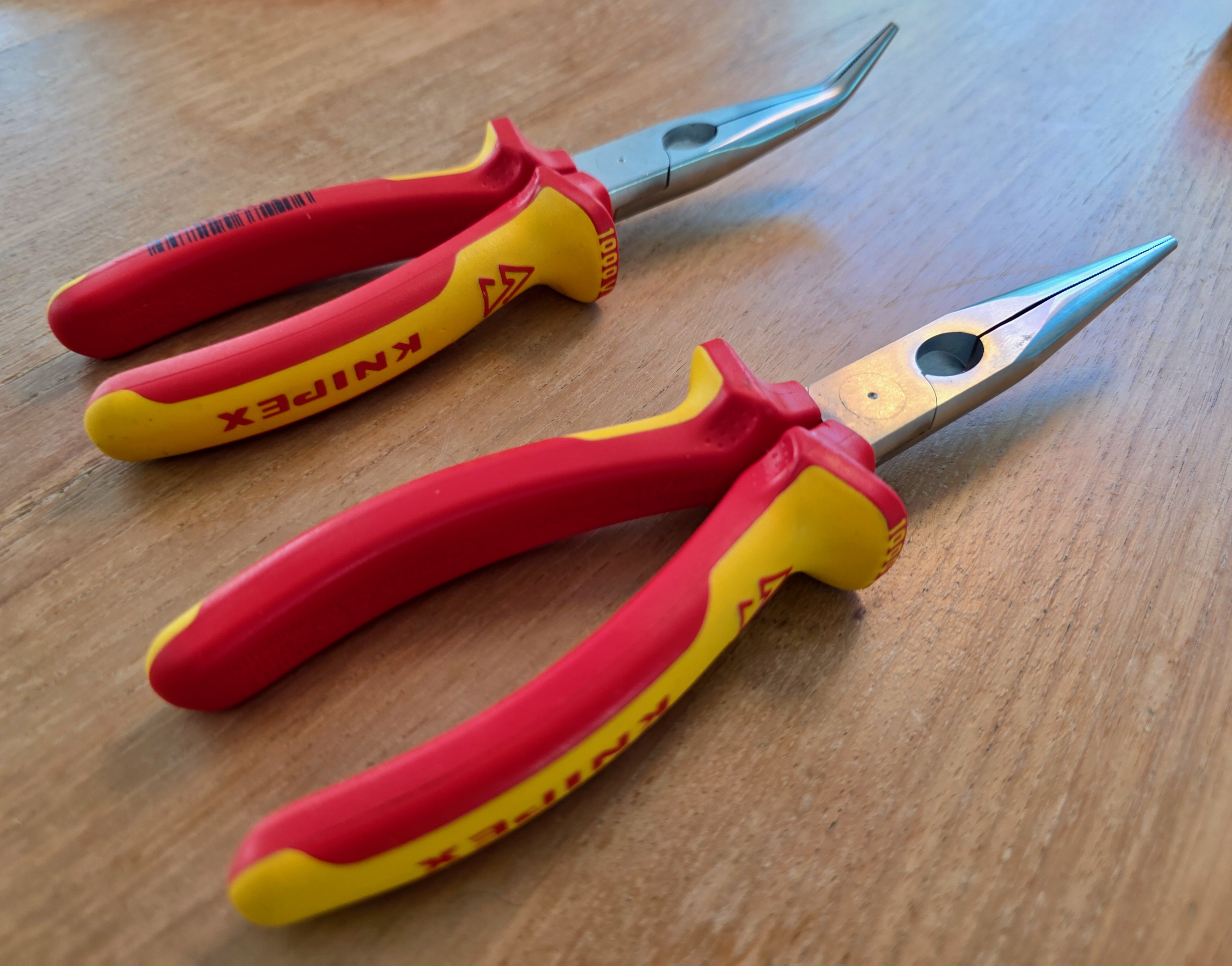 Deux pinces à bec Knipex VDE 200 mm avec manches isolés et partie coupante