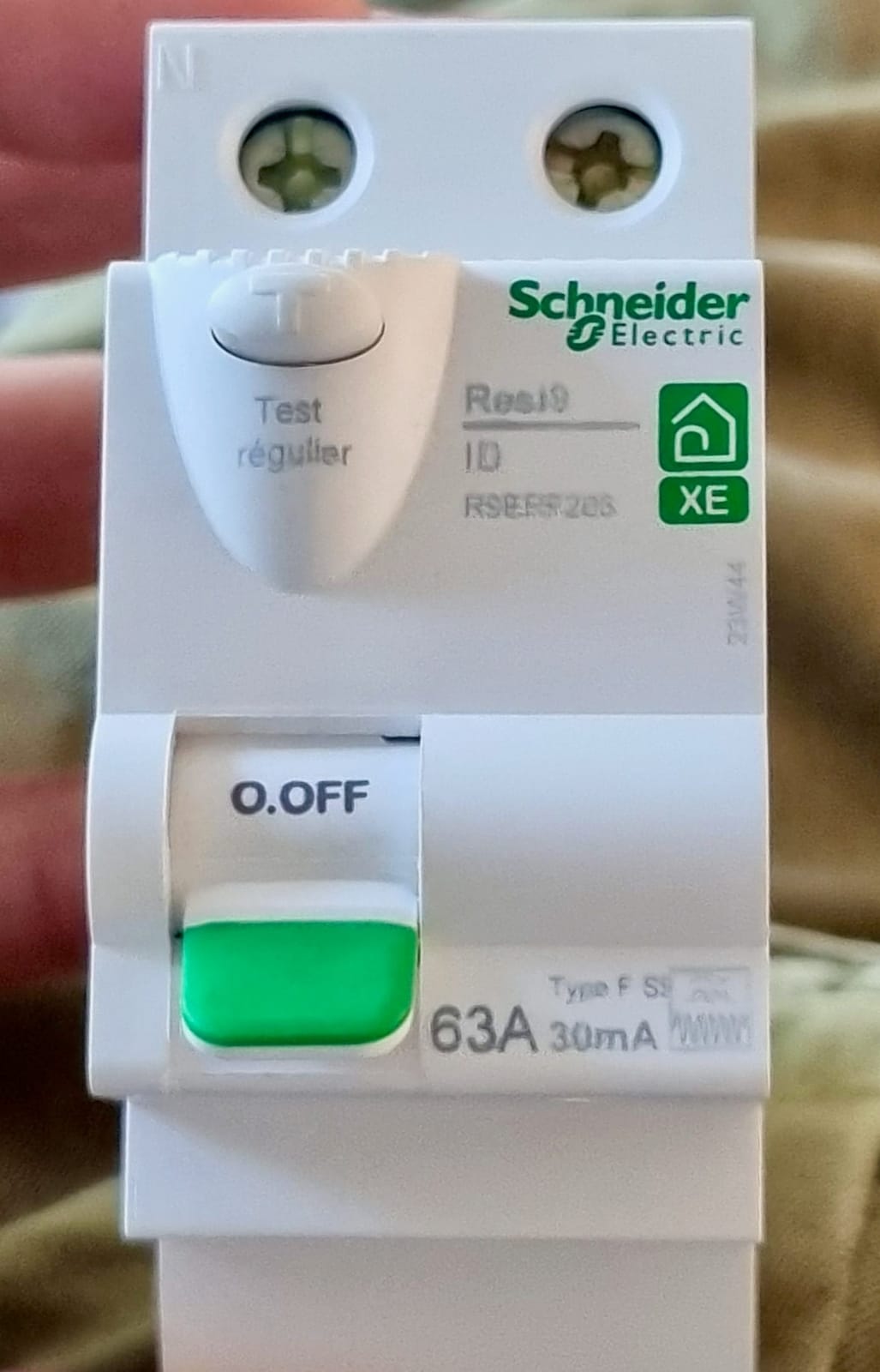 Différentiel type F Schneider Resi9 30 mA close-up