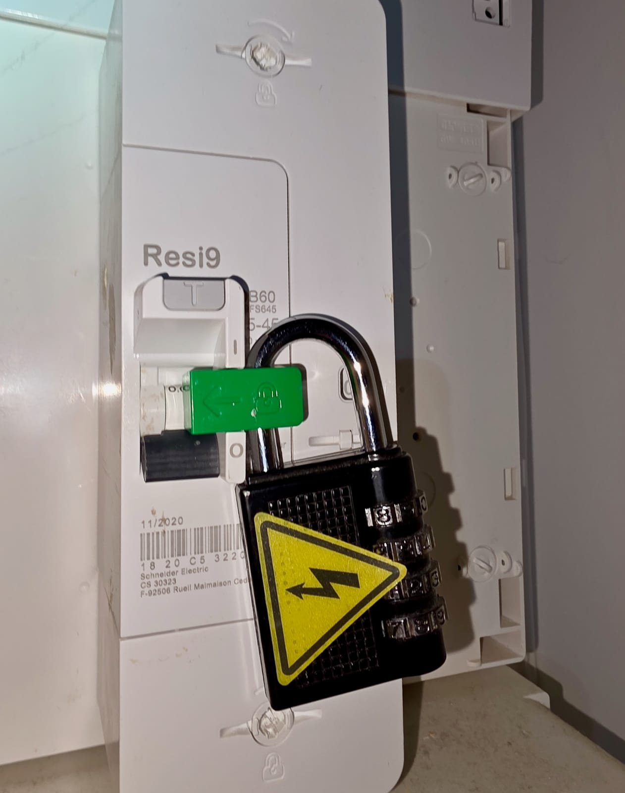 Disjoncteur d'abonné Enedis condamné avec cadenas de sécurité