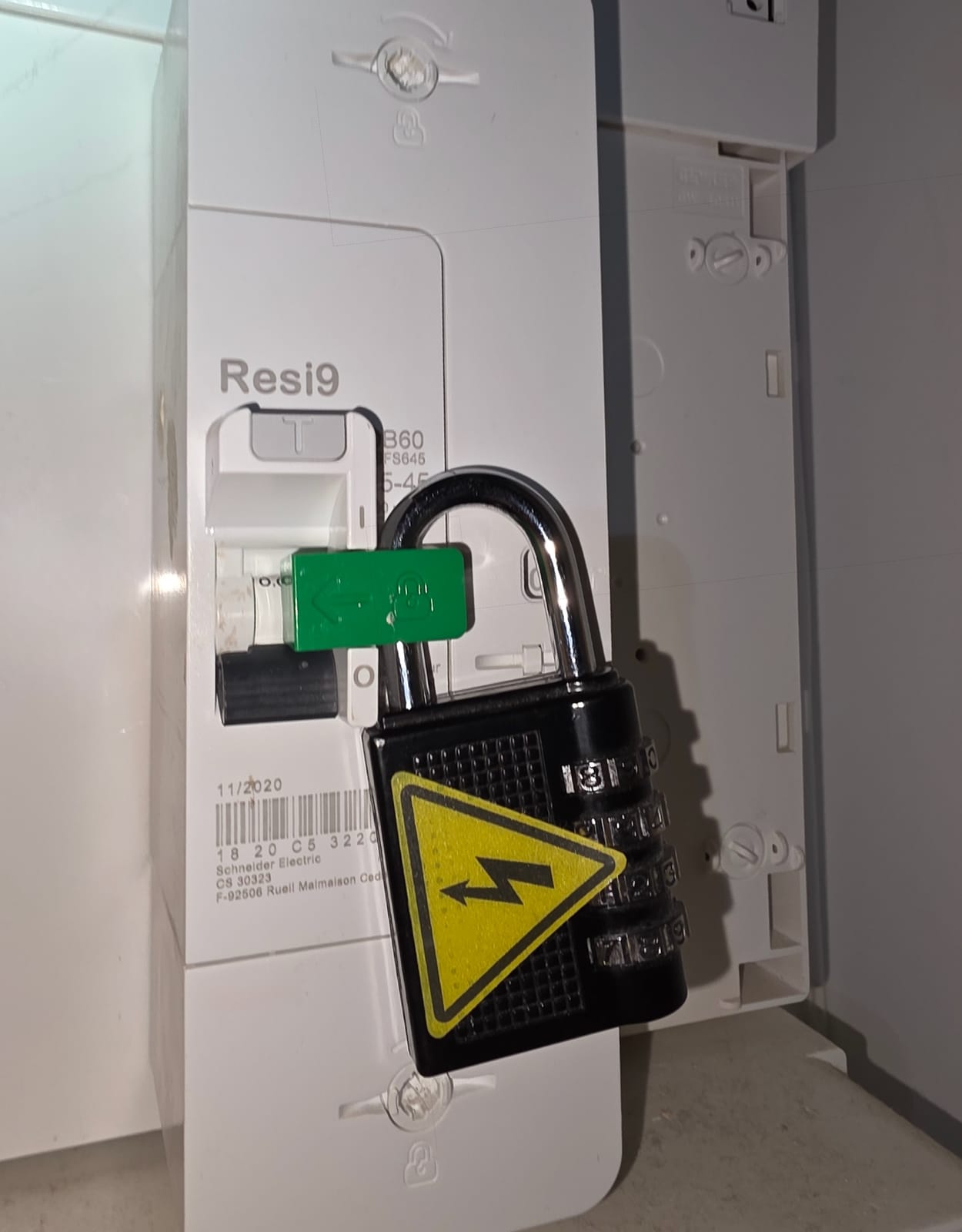 Disjoncteur d'abonné Schneider condamné : levier coupé, accessoire de blocage vert et cadenas