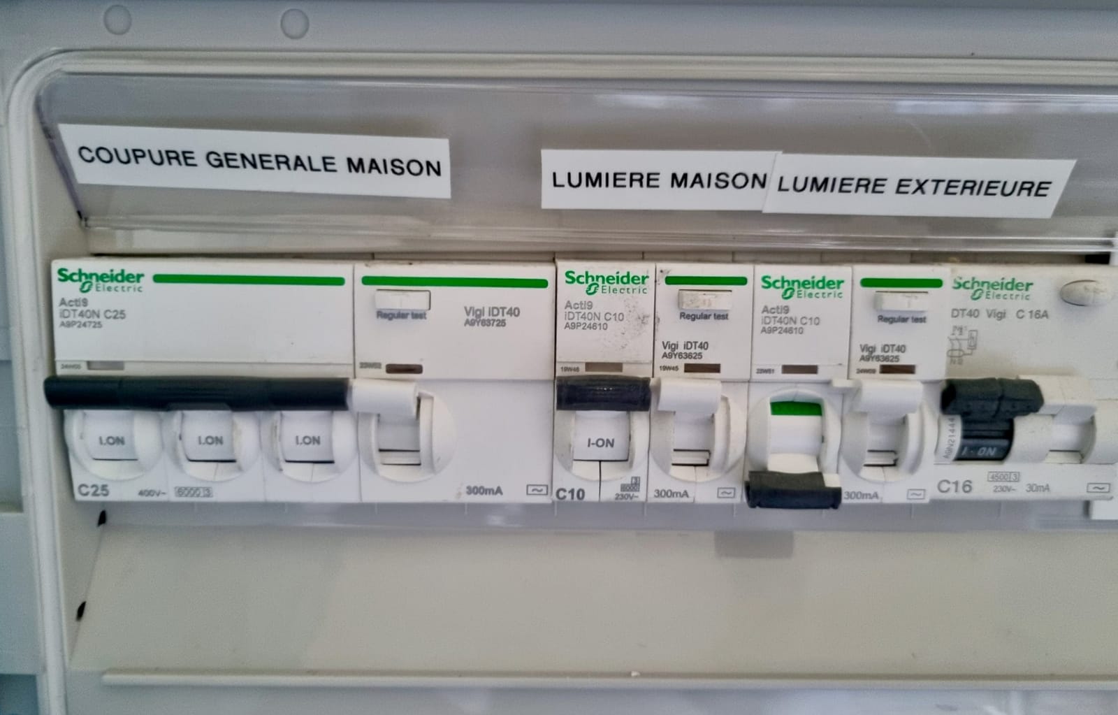 Disjoncteurs Schneider dans un tableau triphasé de local professionnel