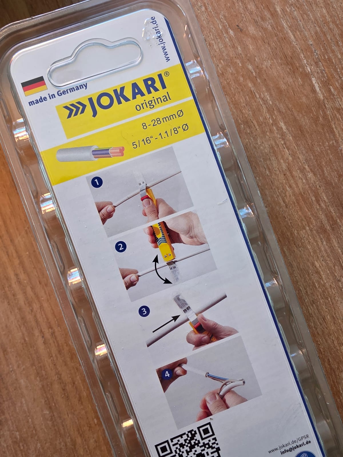 Dos de l’emballage Jokari du dénudeur avec la notice d’utilisation en quatre étapes et le diamètre 8-28 mm