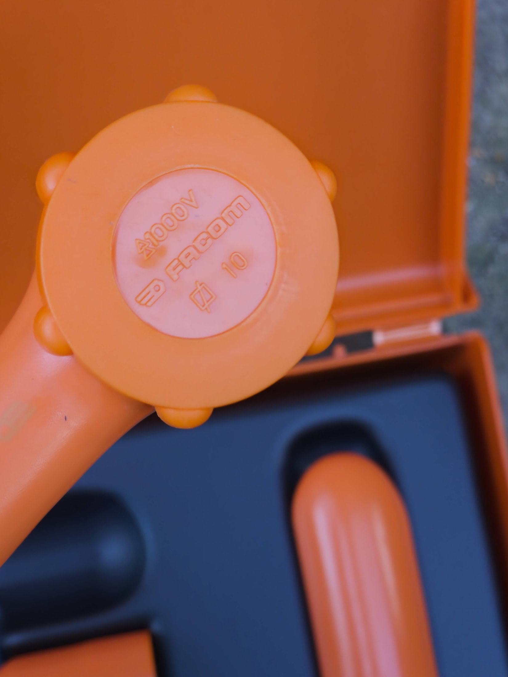 La douille isolée Facom de 10 mm sortie du coffret