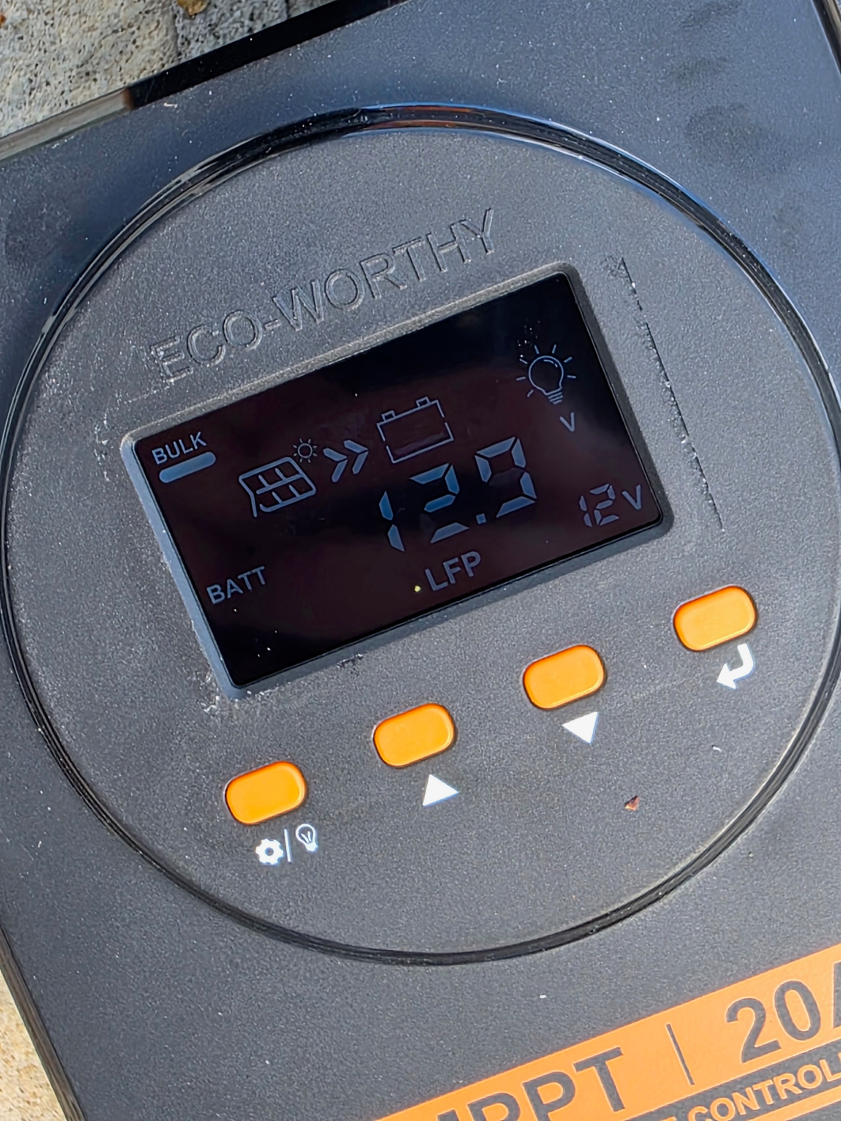 Écran du régulateur MPPT ECO-WORTHY indiquant 12,9 V et le mode bulk