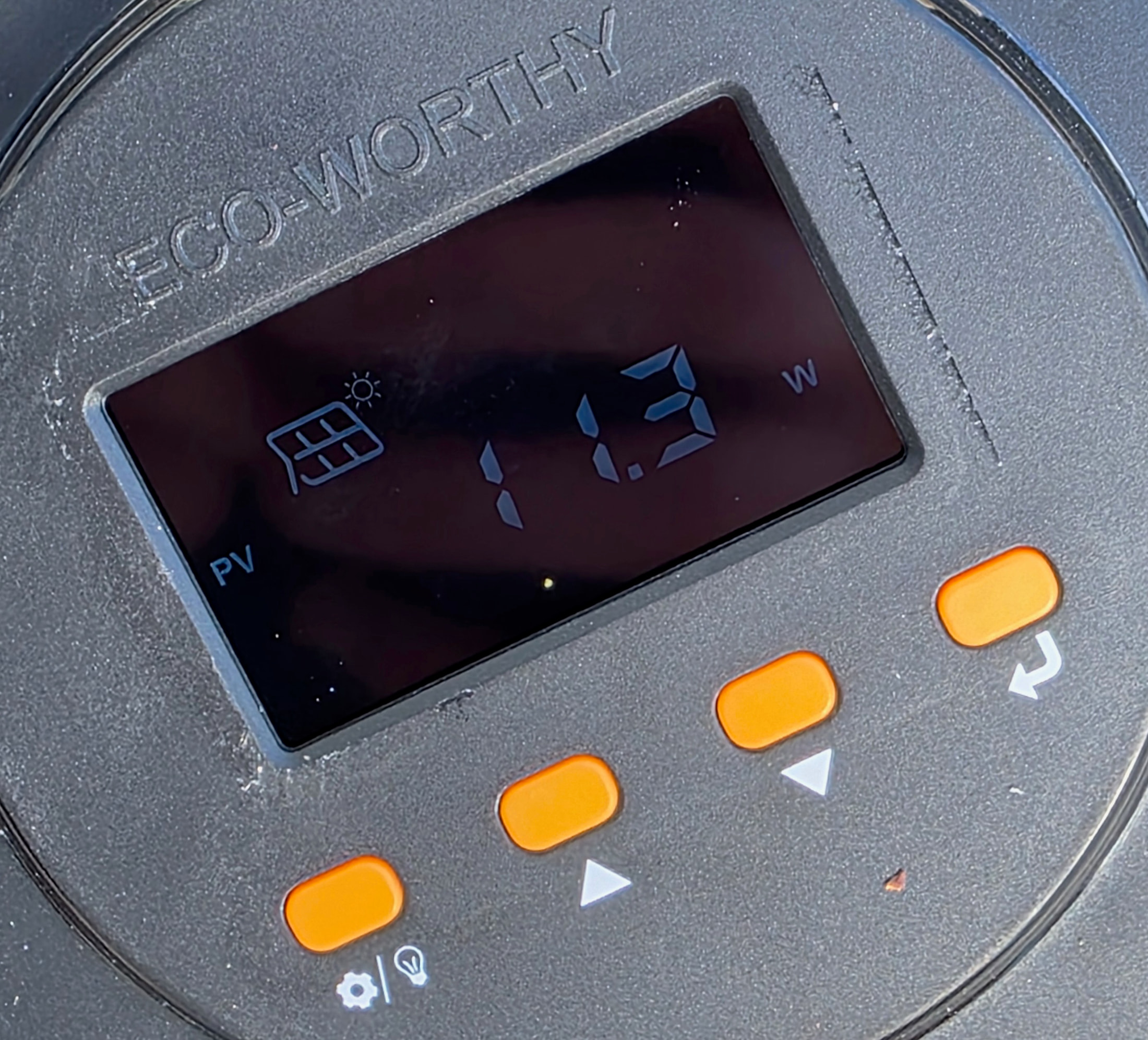 Écran du régulateur MPPT ECO-WORTHY affichant une production de 113 W avec l’icône du panneau solaire