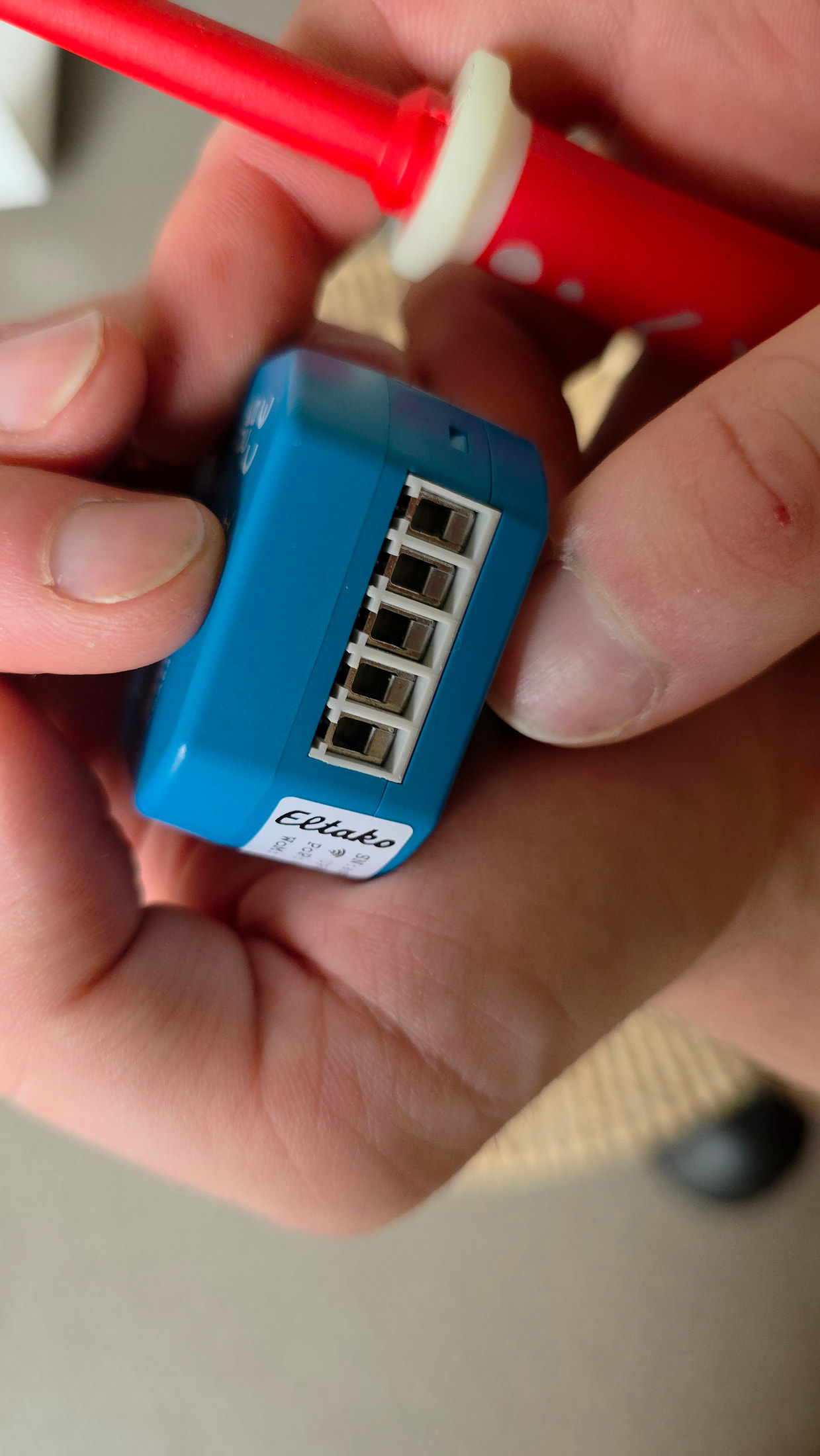 Montage de test du micromodule Eltako ESR64NP-IPM avec connecteurs Wago 221 sur établi