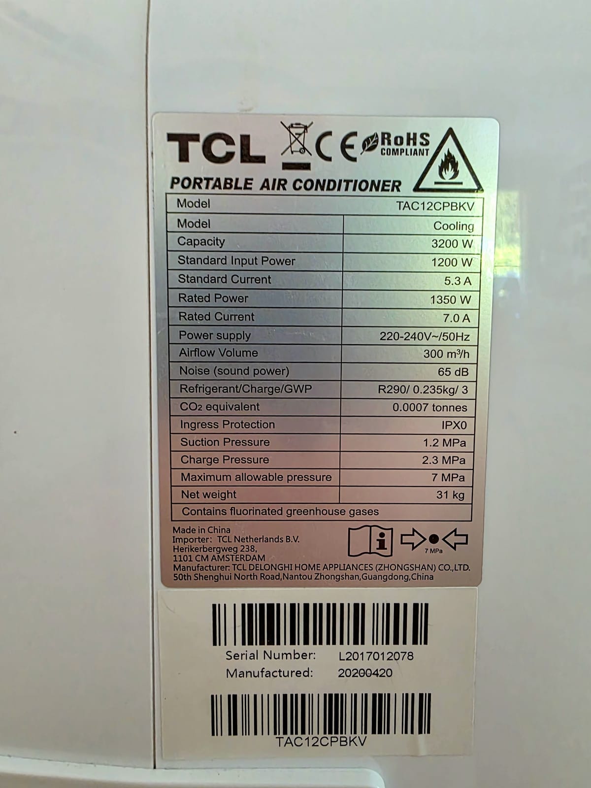 Étiquette d’un climatiseur mobile TCL avec la référence du modèle et la mention du fluide frigorigène R290