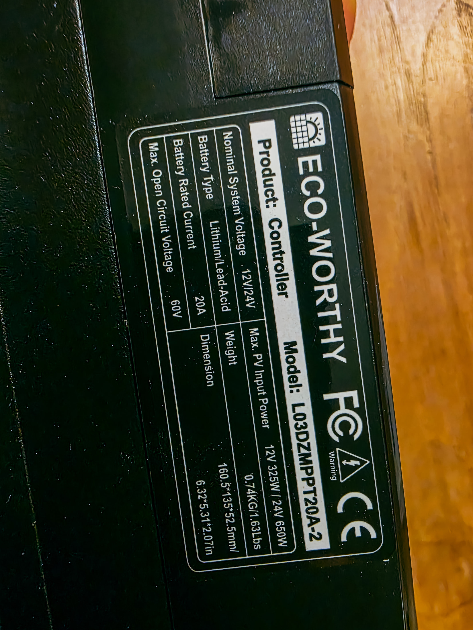 Étiquette du régulateur ECO-WORTHY L03DZMPPT20A-2 : batterie 12/24 V, courant nominal 20 A et Voc photovoltaïque maximale 60 V