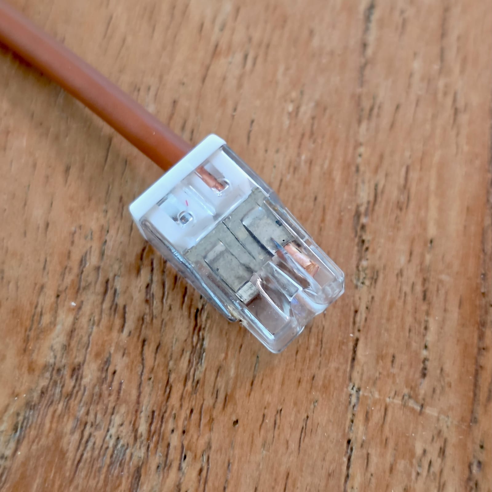 Test de tension au multimètre via le trou de test d’un Wago