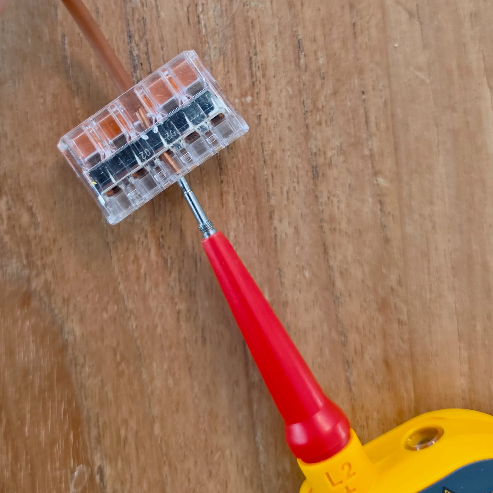 Test de tension dans un connecteur Wago 221 via son trou de test