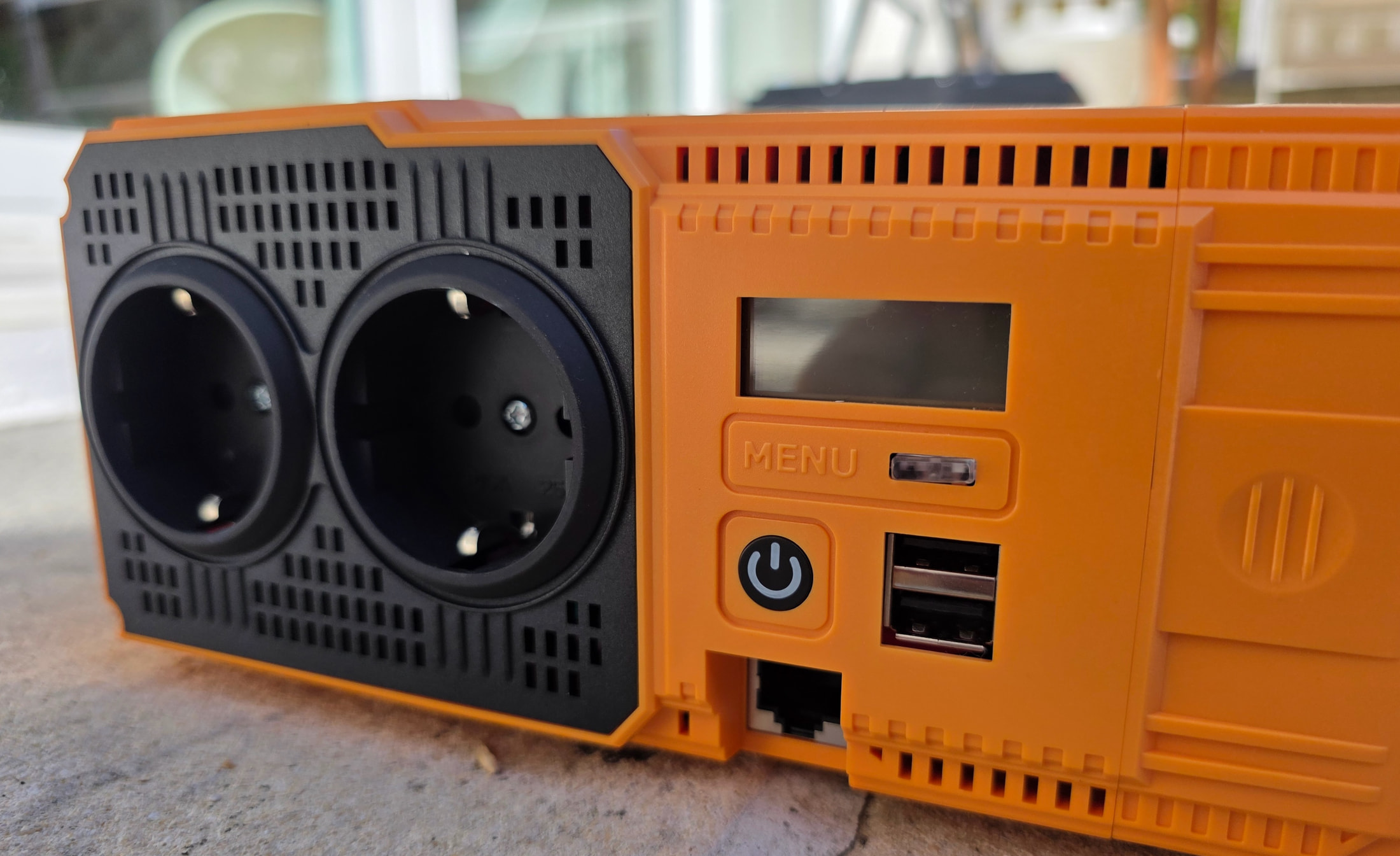 Façade de l’onduleur ECO-WORTHY 2000 W avec prises, ports USB, bouton menu et écran LCD