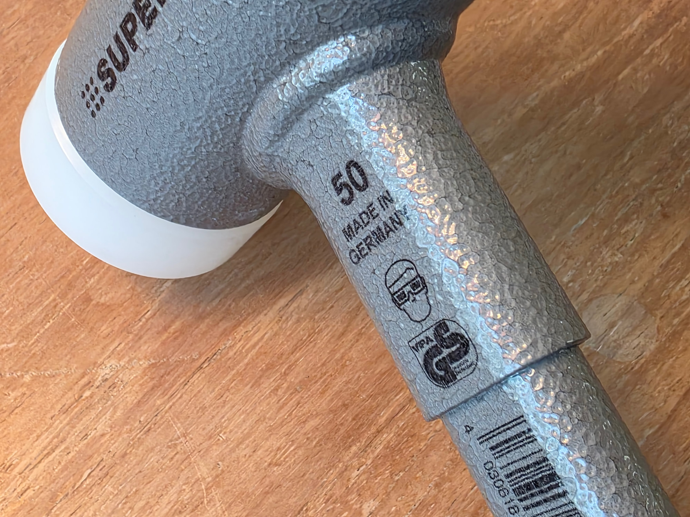 Gravure 50, made in Germany et pictogrammes de sécurité sur le manche du maillet HALDER SUPERCRAFT