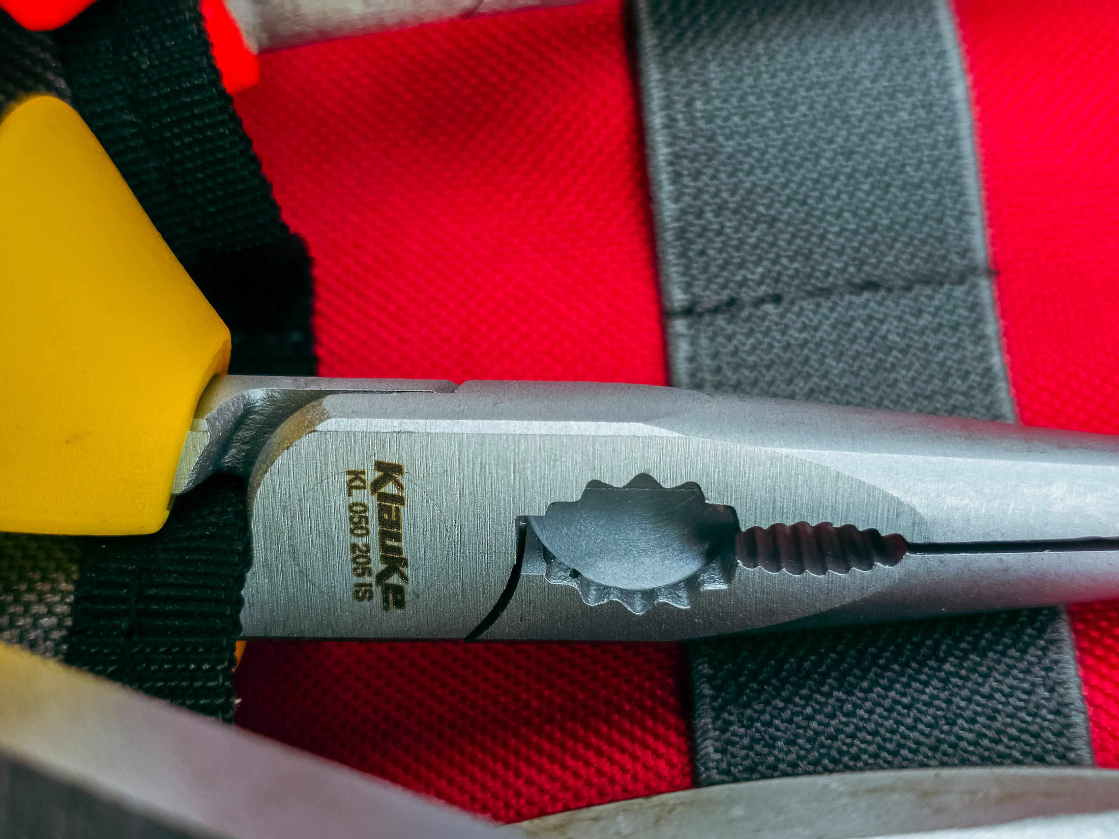 Gravure KL 050 205 IS sur la pince à bec long Klauke, exemplaire rangé dans un sac CK Tools