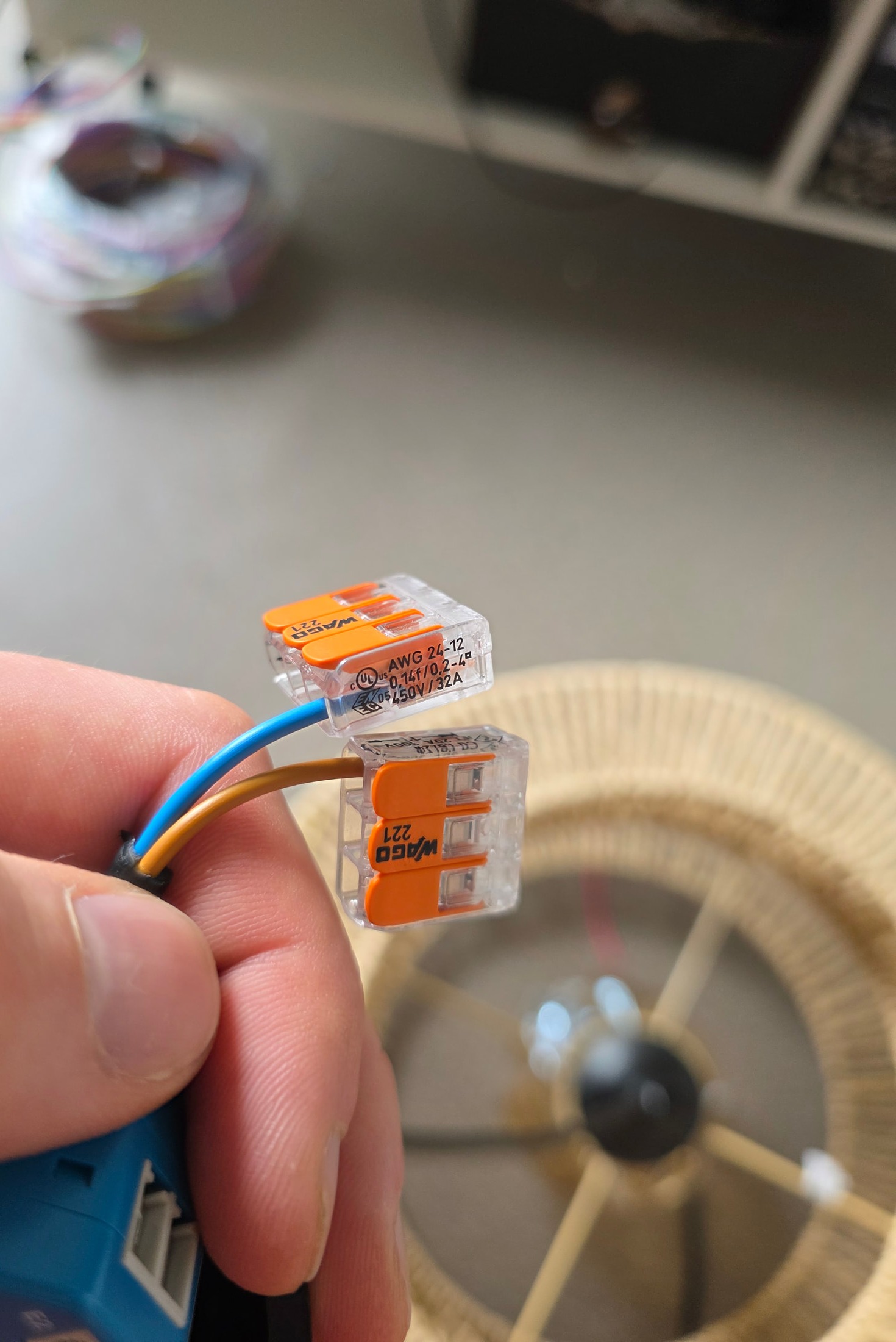 Gros plan sur le boîtier bleu Eltako ESR64NP-IPM et son marquage 16 A 250 V AC