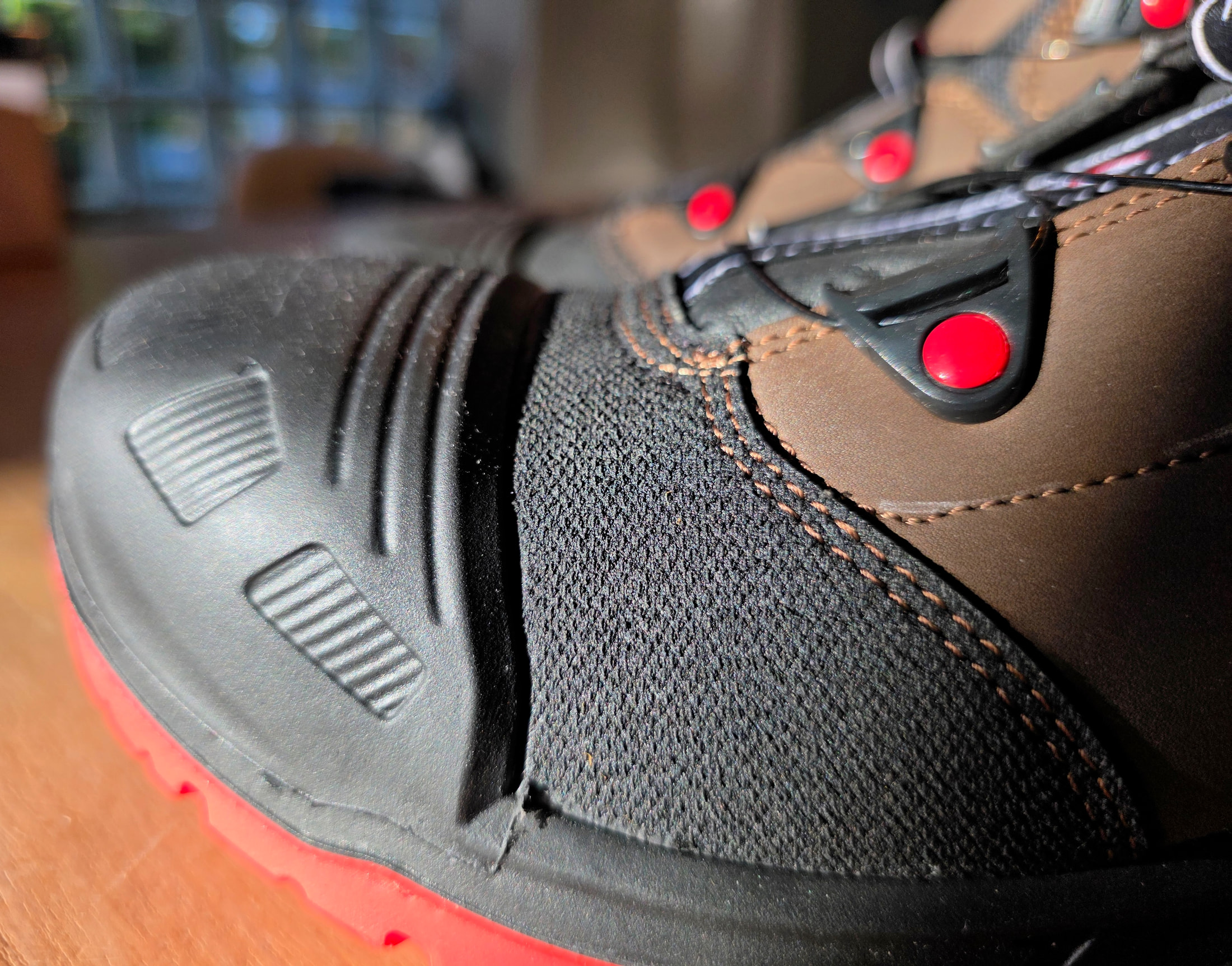 Gros plan du bout renforcé de la chaussure Ilkott Mid G, semelle rouge et mesh noir