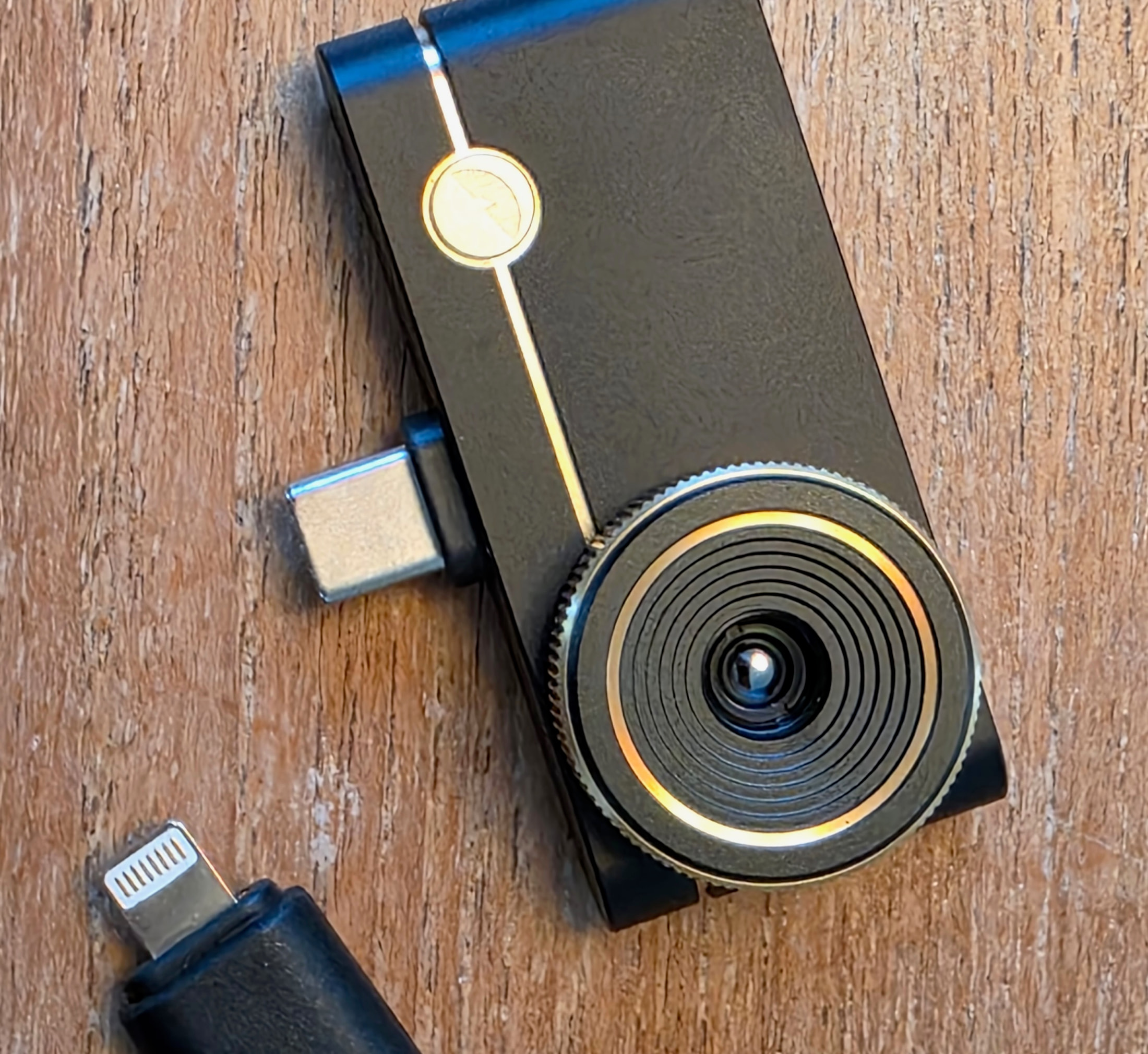 Thermal Master P3 in der Nahaufnahme mit verlängertem USB-C-Stecker und Adapter