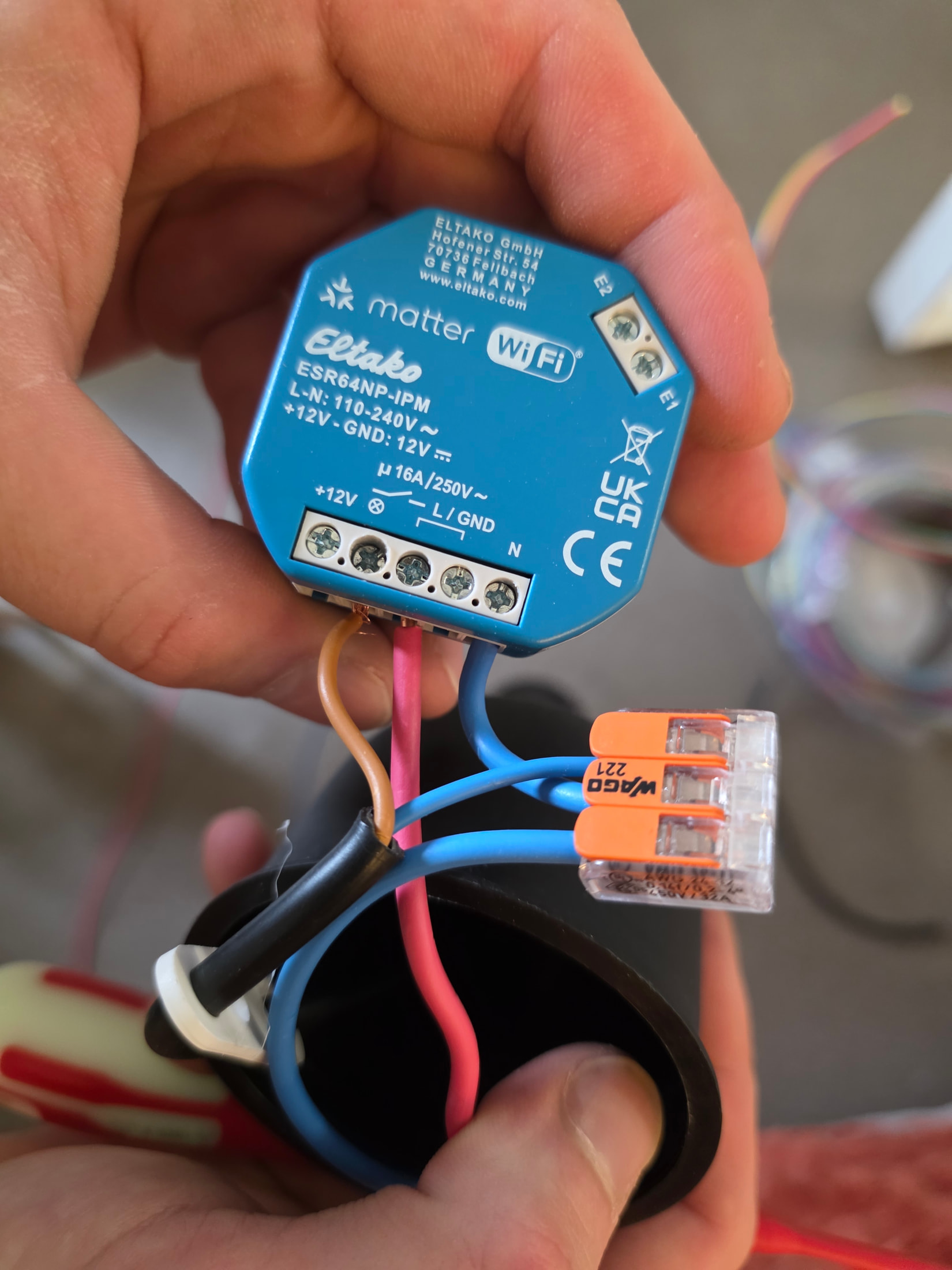 Micromodule Eltako ESR64NP-IPM logé dans la coupelle métallique d’une suspension