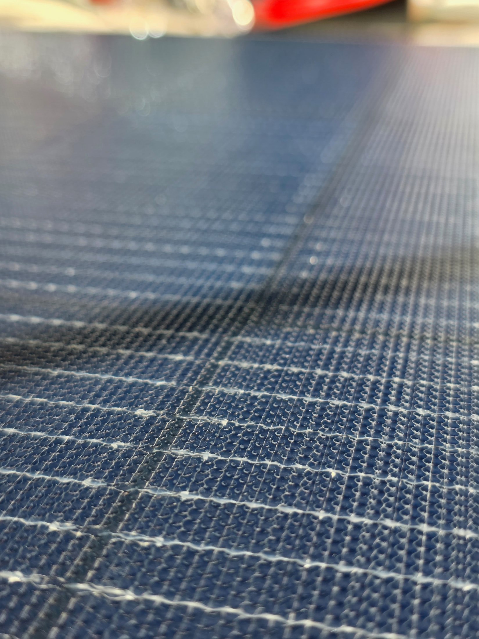Gros plan sur les cellules du panneau solaire ECO-WORTHY
