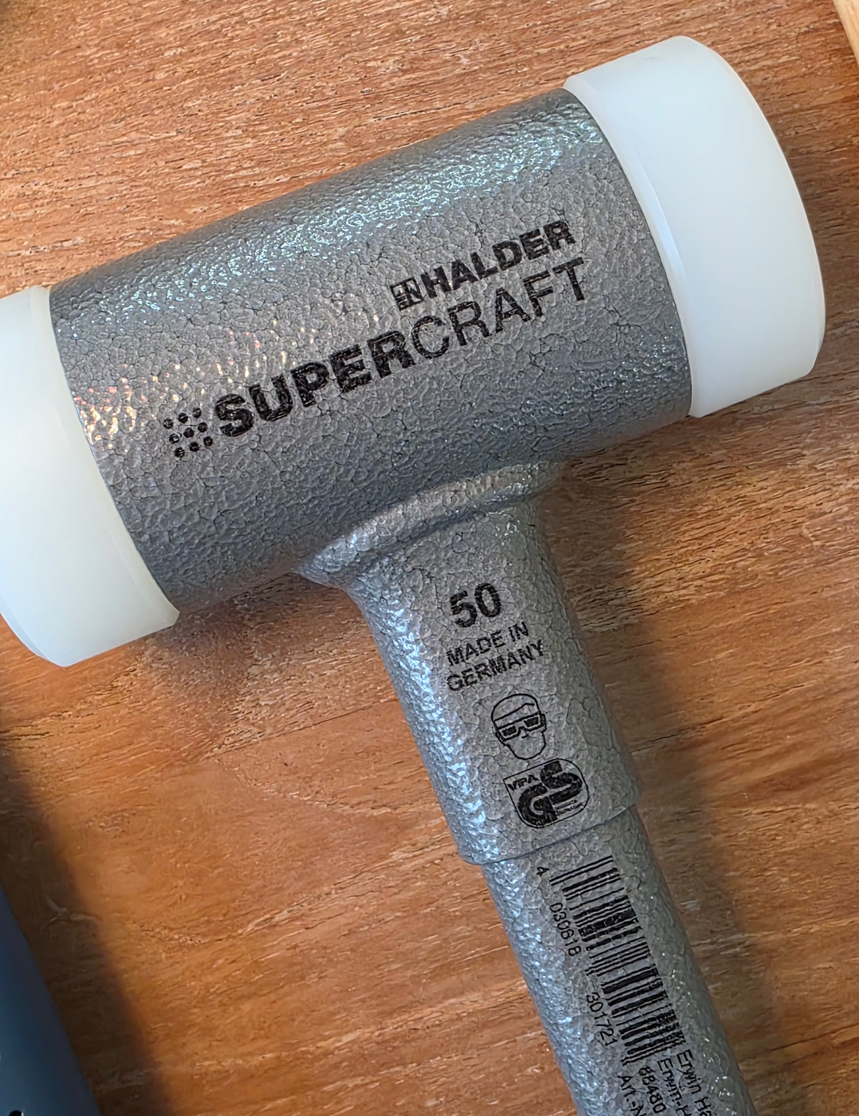 Gros plan de la tête du maillet sans rebond HALDER SUPERCRAFT avec ses embouts nylon blancs