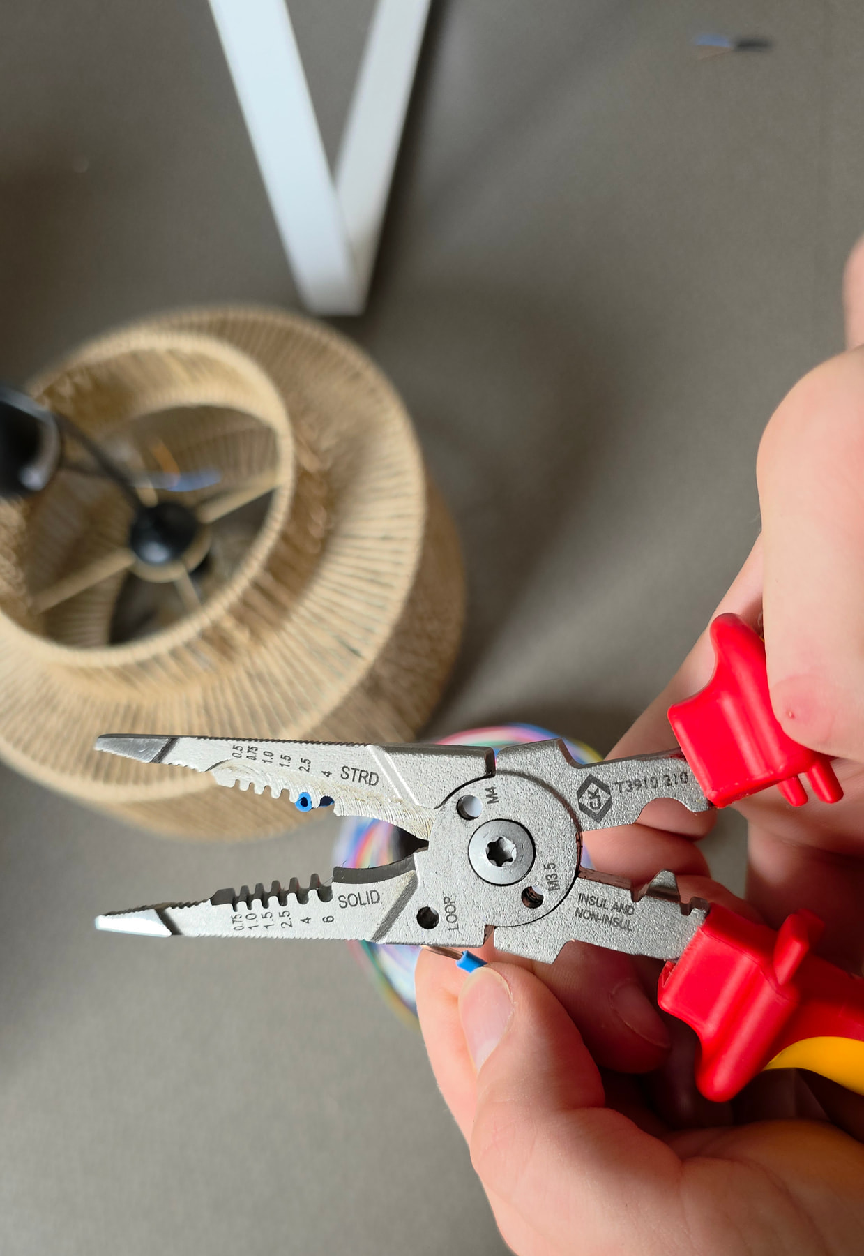 Incision de l’isolant d’un fil souple en cuivre avec la pince C.K Tools