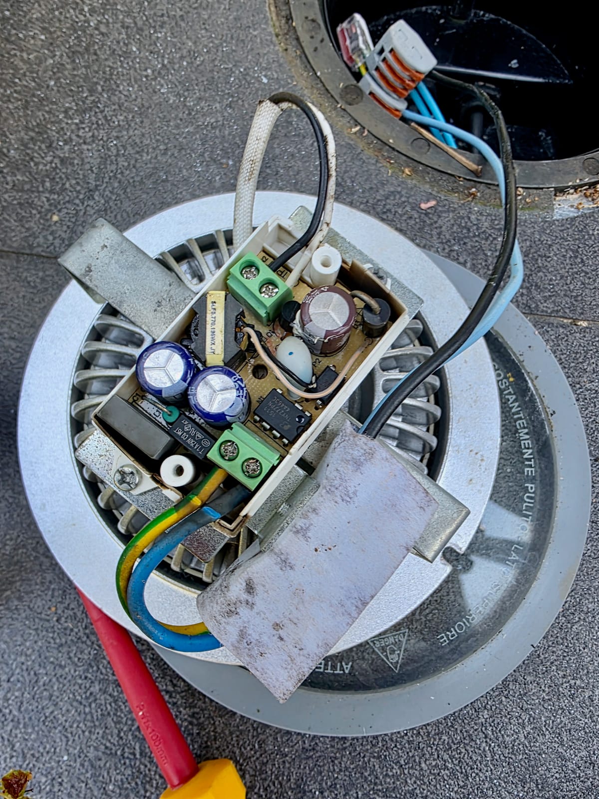 Intérieur d’un luminaire extérieur démonté avec transformateur 12 volts