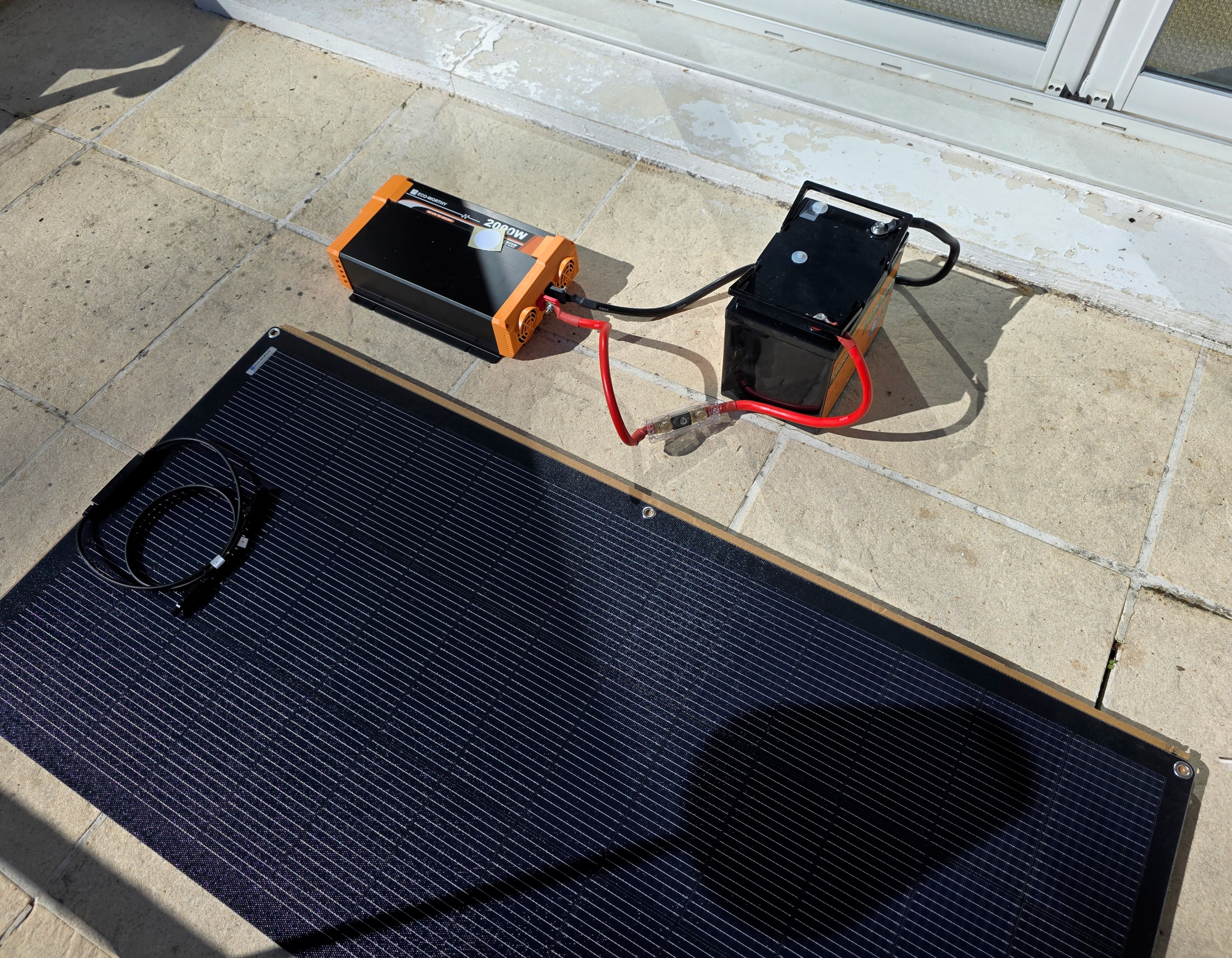 Kit solaire ECO-WORTHY avec panneau, onduleur et batterie sur une terrasse